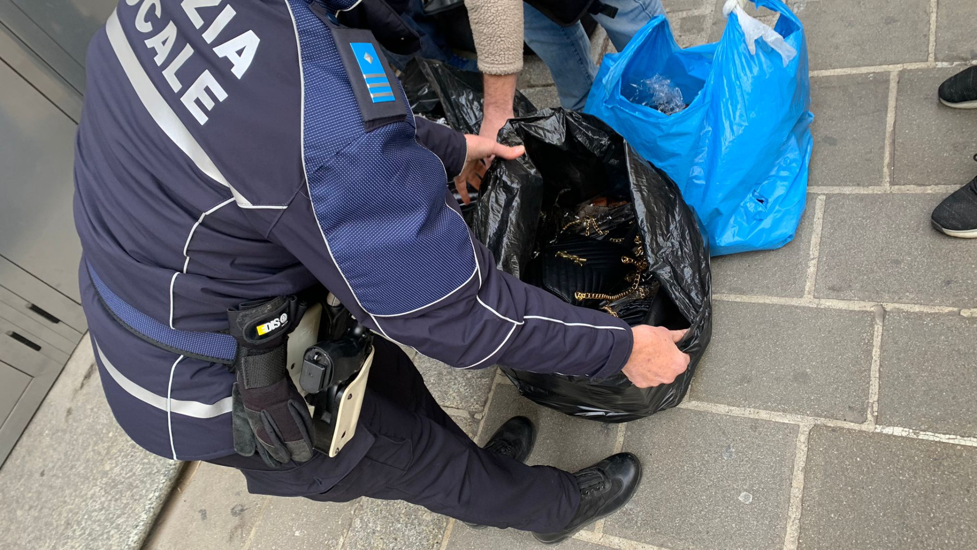 Borse griffate sequestrate in via XX Settembre: venditore abusivo nei guai