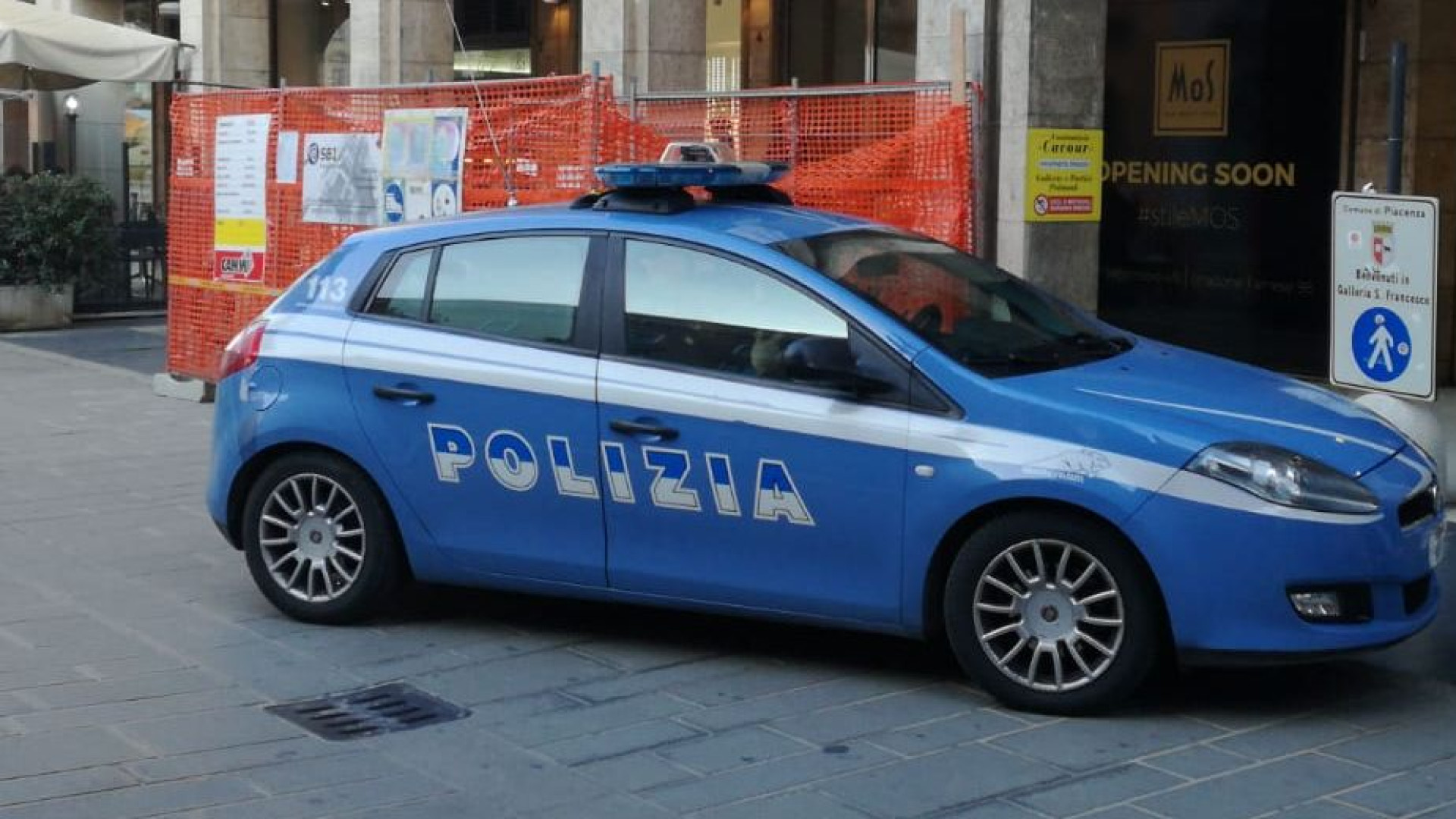 Via XX Settembre, straniero sorpreso mentre ruba colpisce l'addetto alla sicurezza con una testata