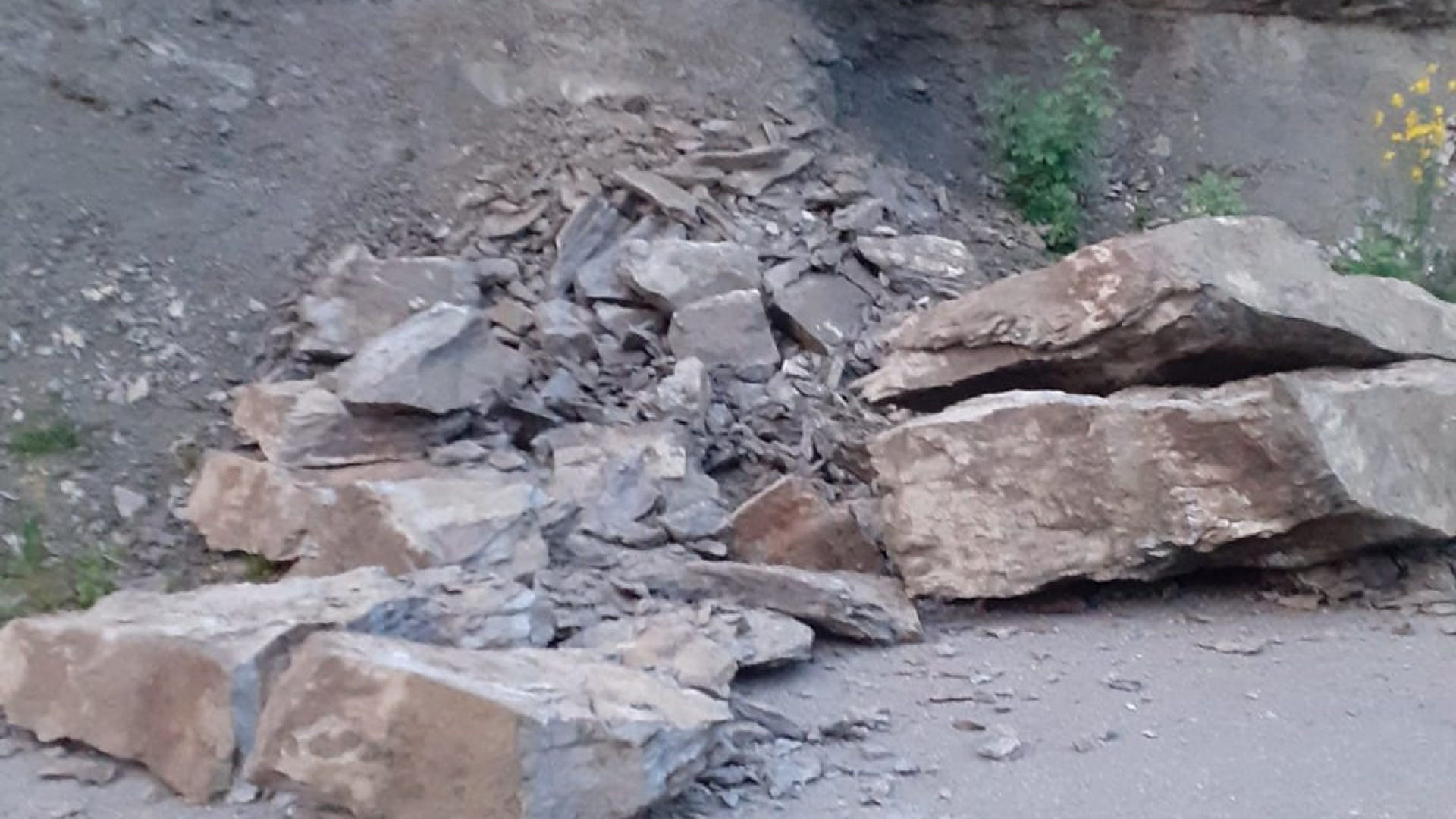 Crollano massi sulla strada di Pegni a Bobbio. Uno scooter si salva per pochi centimetri