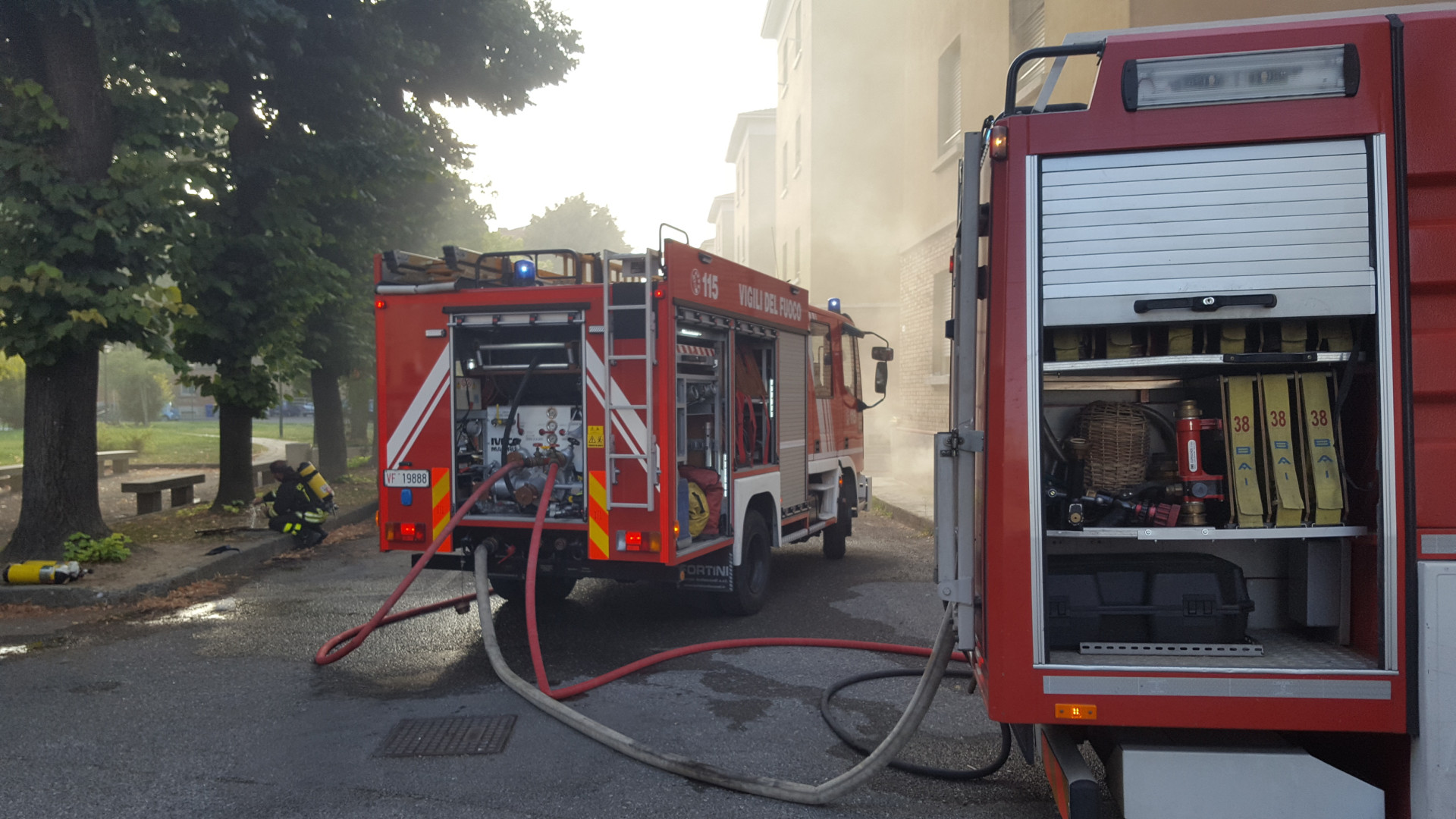 Evacuati durante il rogo, spunta una pianta di marijuana. Una denuncia