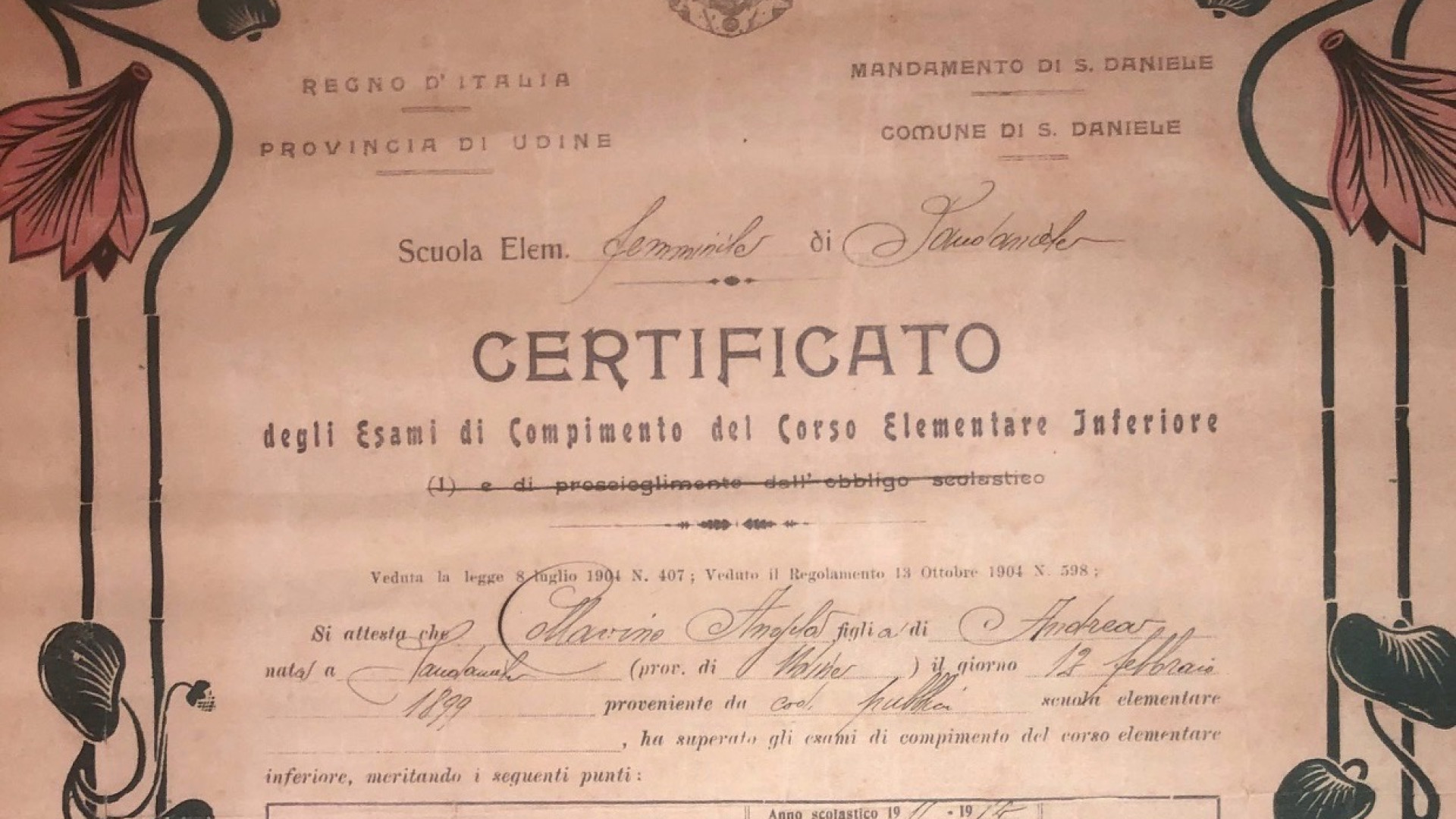 In salotto trova una pagella di inizio '900: “Lavori donneschi e calligrafia”