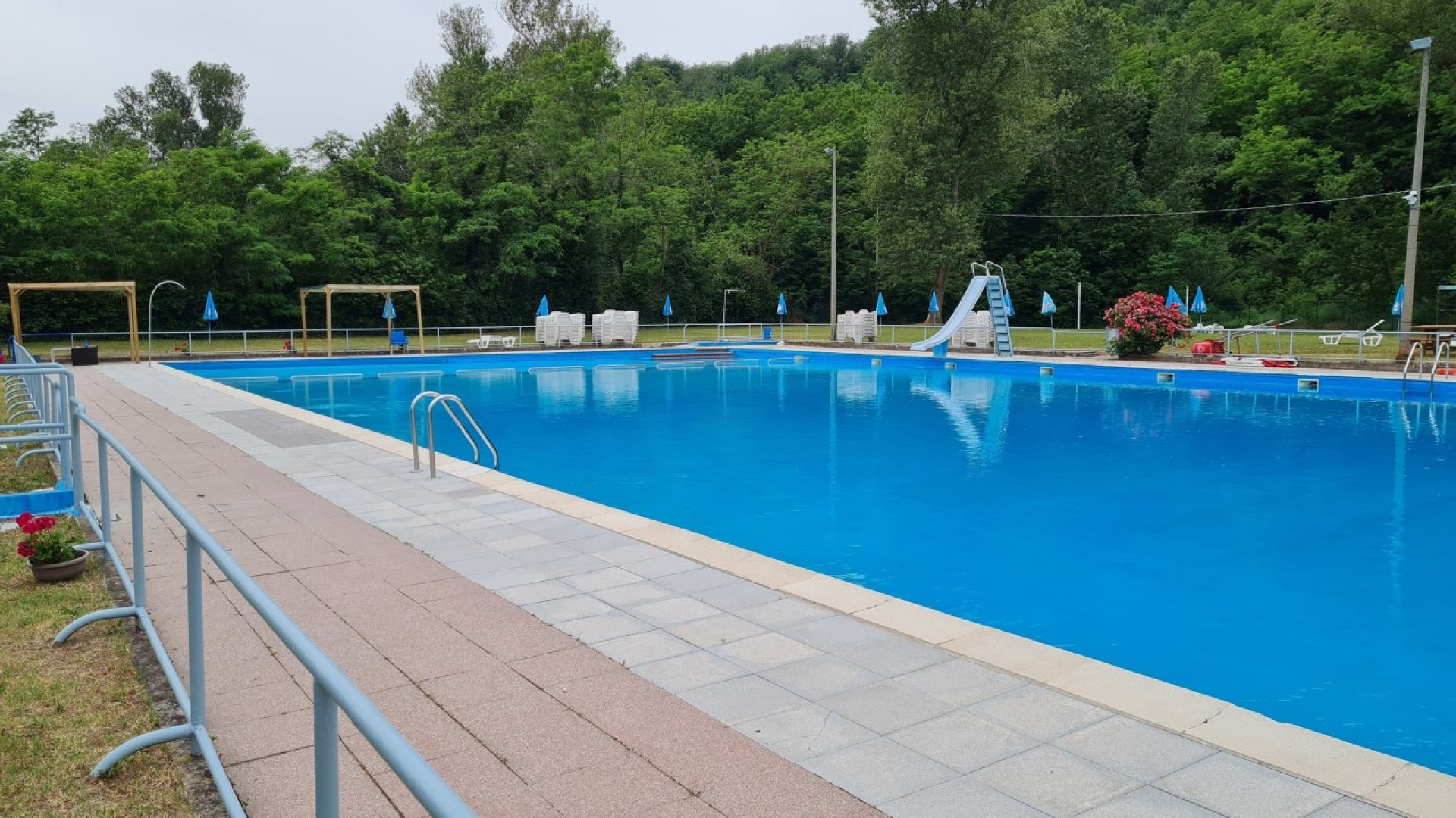 Piscina aperta in anticipo a Ponte dell'Olio. Per Chiesa: "Simbolo di efficienza"