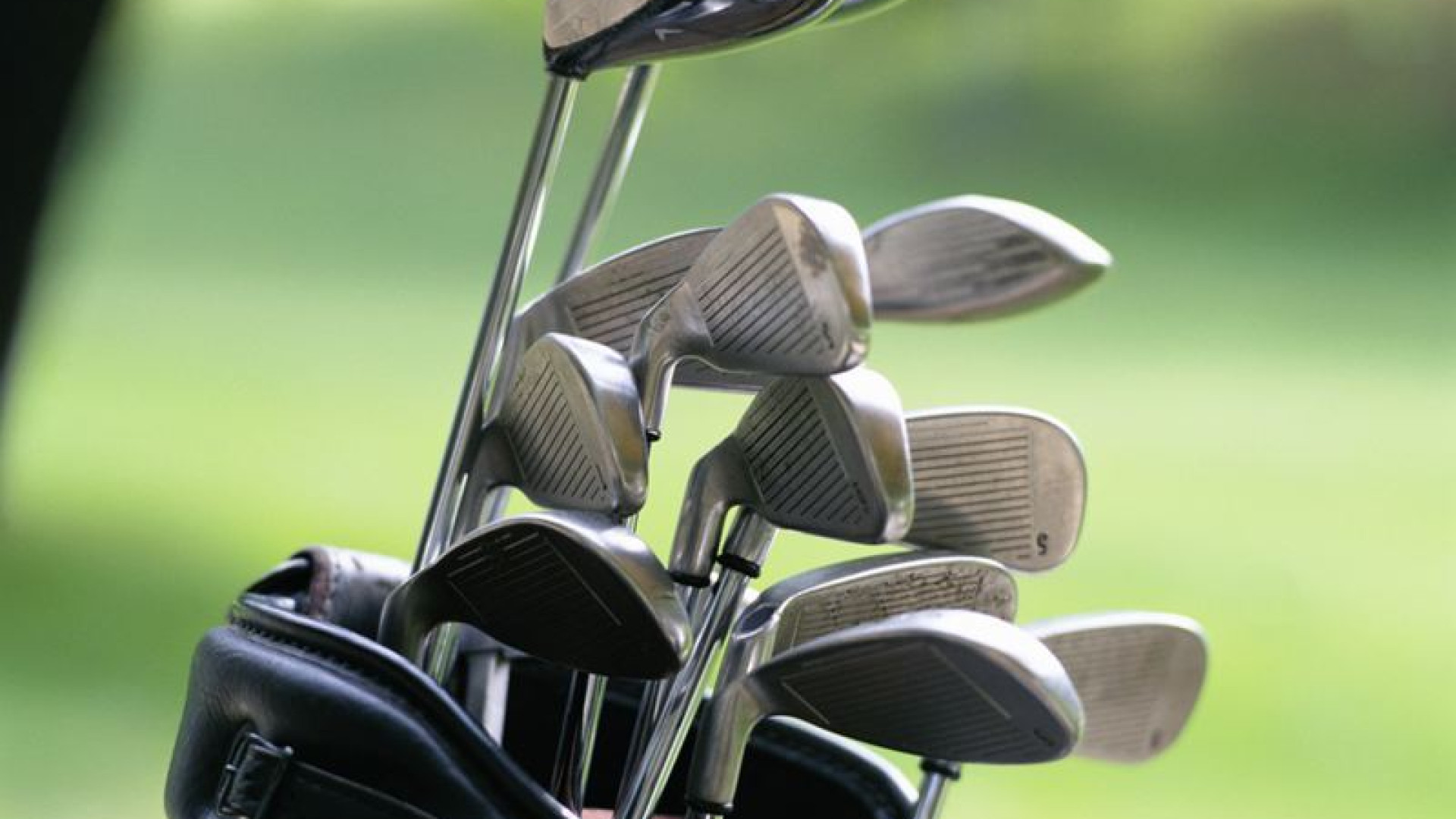 Razzia dei ladri in un deposito di mazze da golf: colpo da migliaia di euro