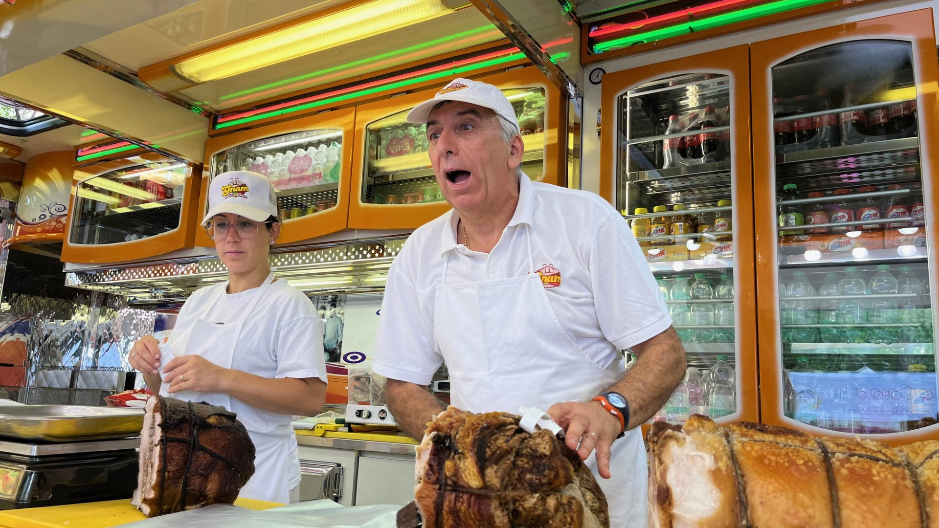 Porchetta, cappotti per cani |e scope alte sei metri: "Città |in festa per il patrono"