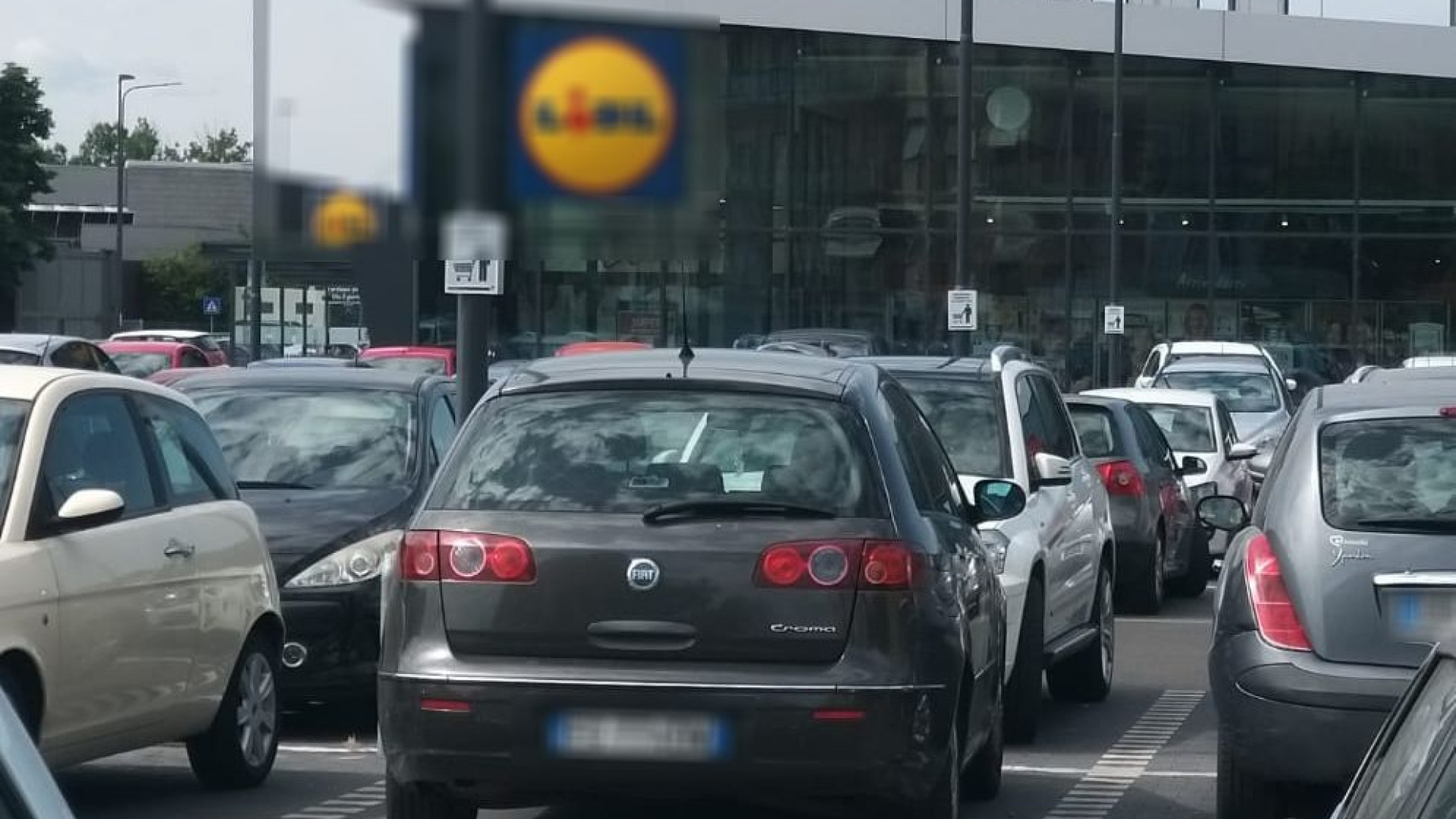 Taccheggiatori nel market di via Calciati: rubati superalcolici. Ladri fermati