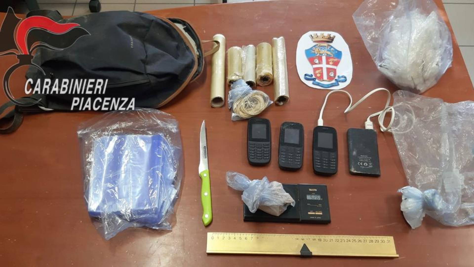 Spacciano nei campi: segnalati dai cittadini, in fuga all'arrivo dei carabinieri