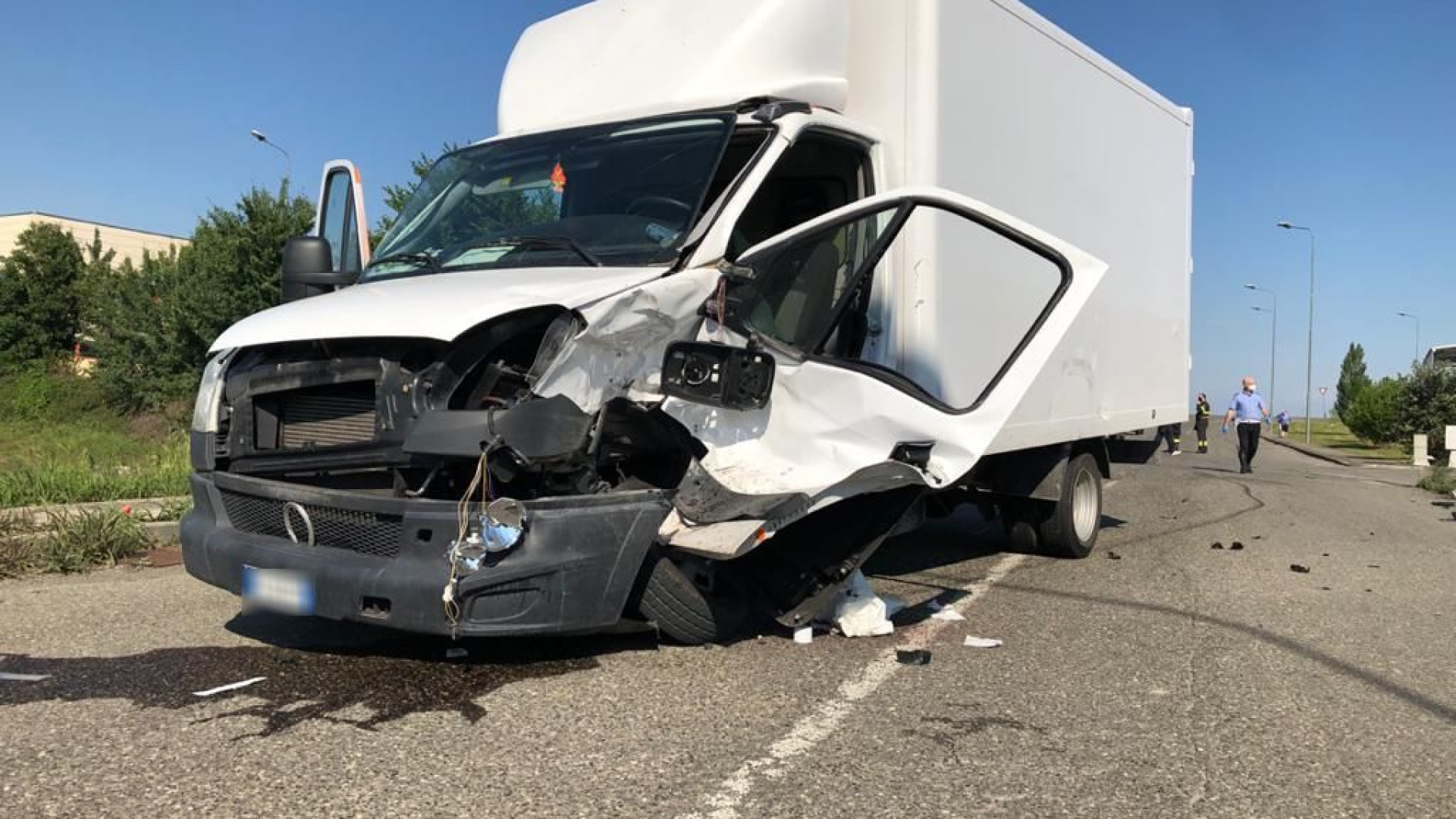 Violento scontro a Ottavello, guidatore incastrato nell'abitacolo: è in condizioni molto gravi