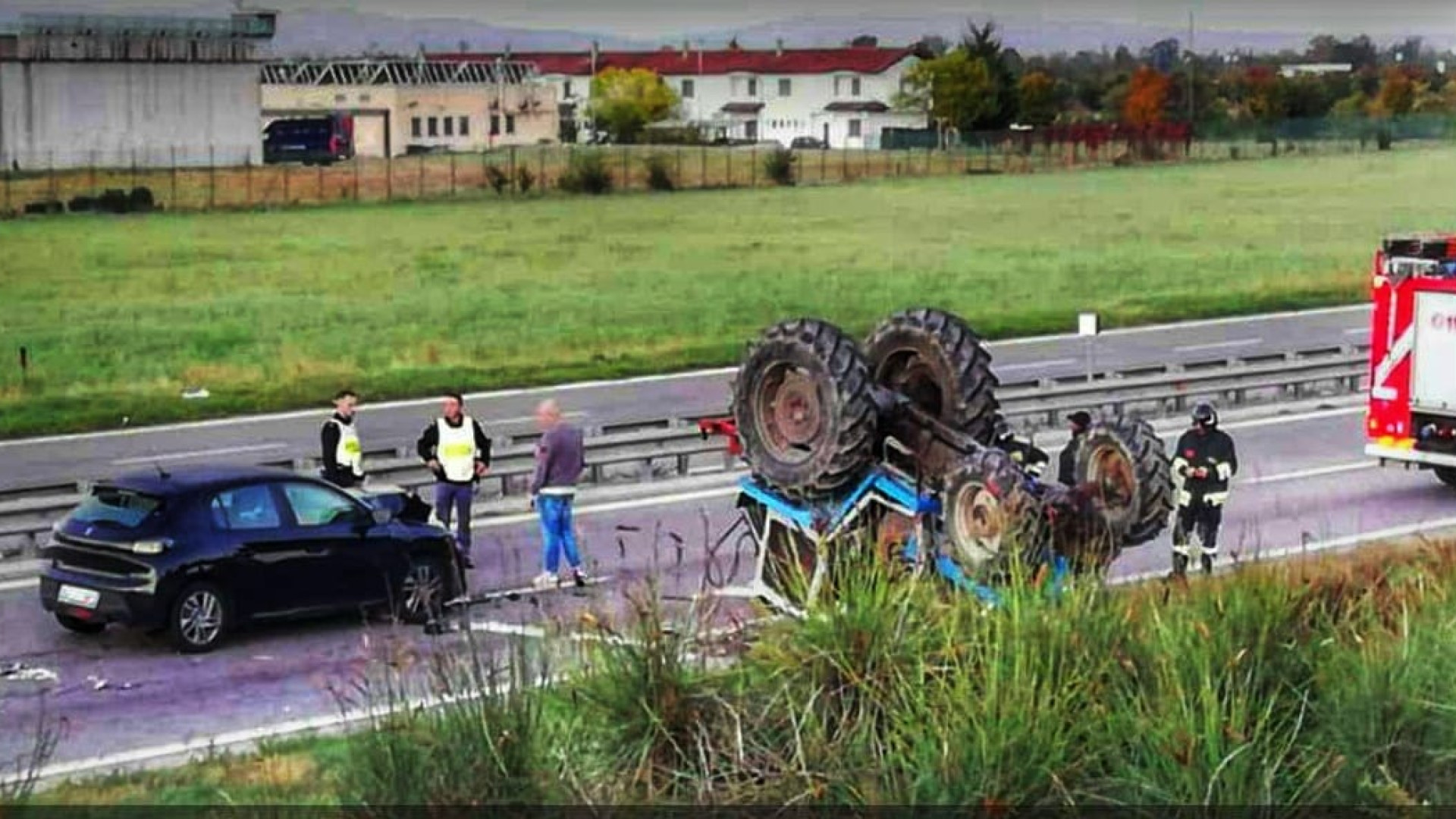 Scontro in tangenziale tra un’auto e un trattore che si ribalta. Disagi al traffico