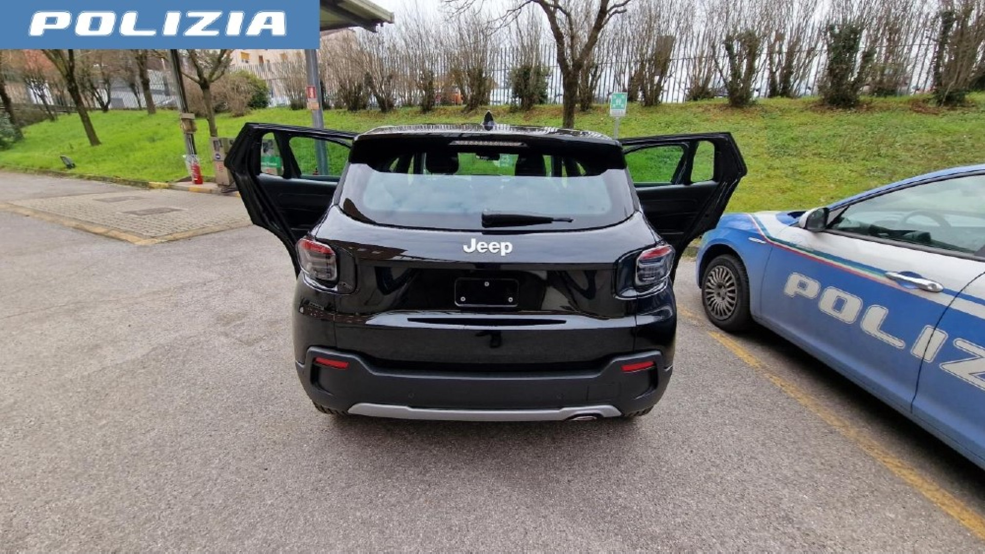 In centro con un'auto rubata da un concessionario e senza targa: 28enne nei guai