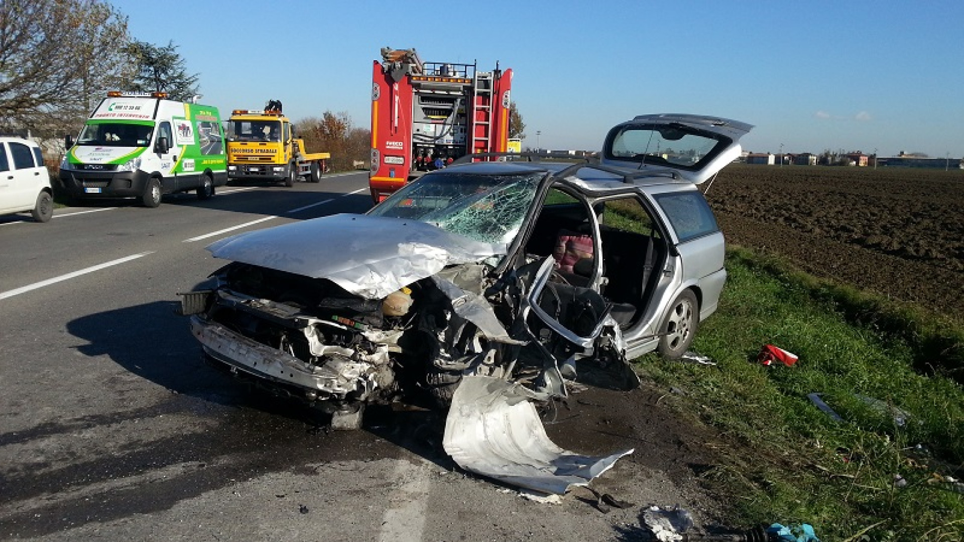 Frontale a Caorso tra auto e camion, grave donna di 45 anni