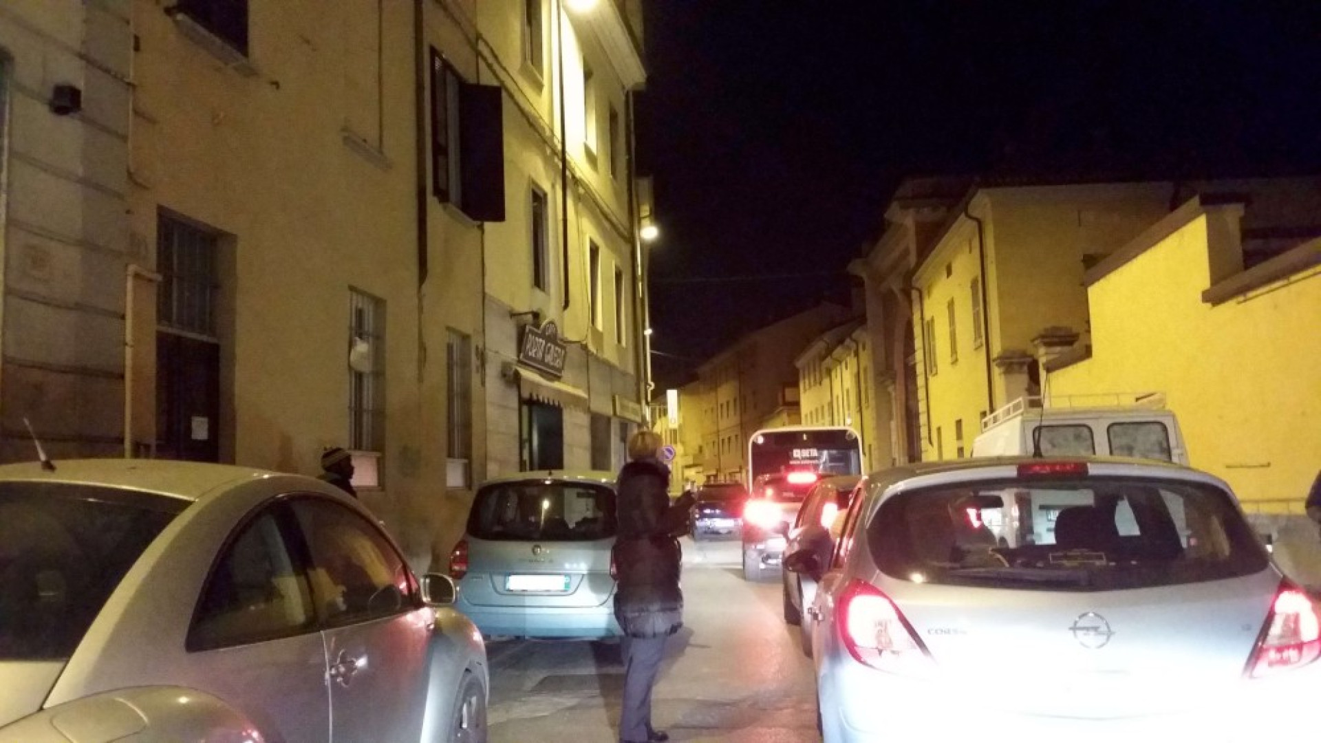 Auto in divieto blocca un pullman in via Scalabrini. Traffico in tilt