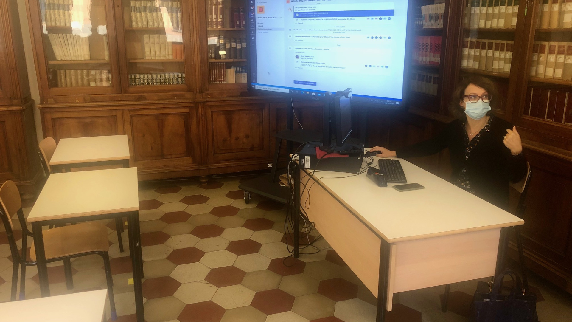 Aule deserte e corridoi vuoti: a scuola solo i prof per la didattica a distanza