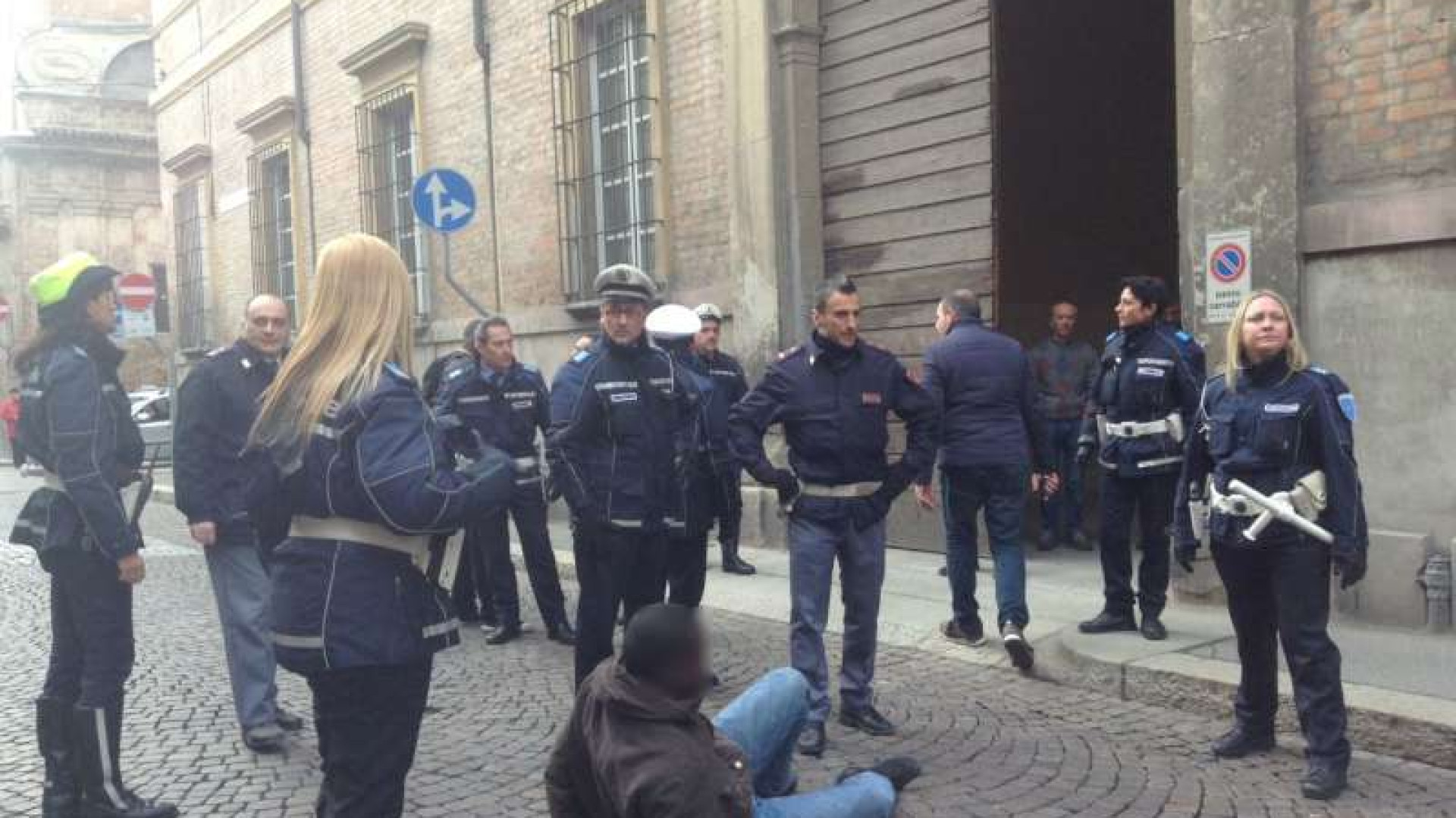 Ex profughi bloccano via Taverna: agenti aggrediti, 4 arresti