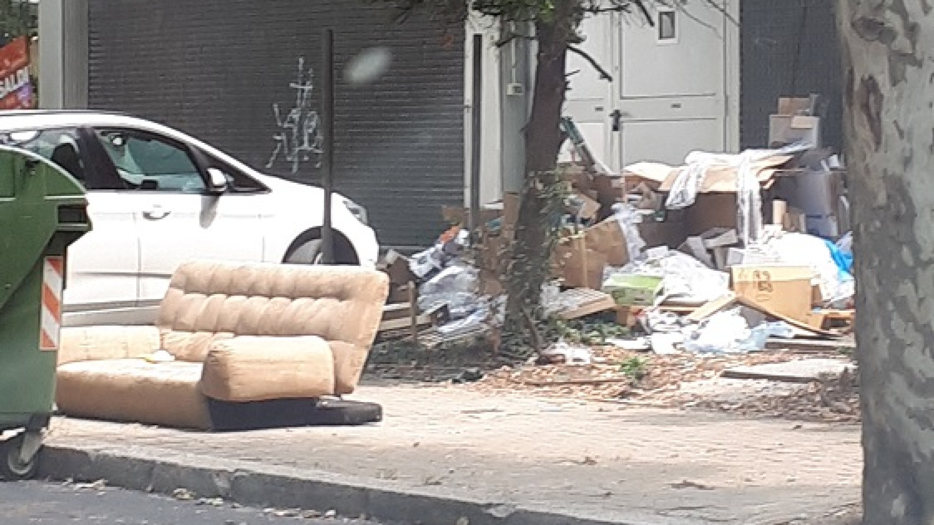 In via Abbondanza abbonda il degrado: divano e pila di cartoni abbandonati
