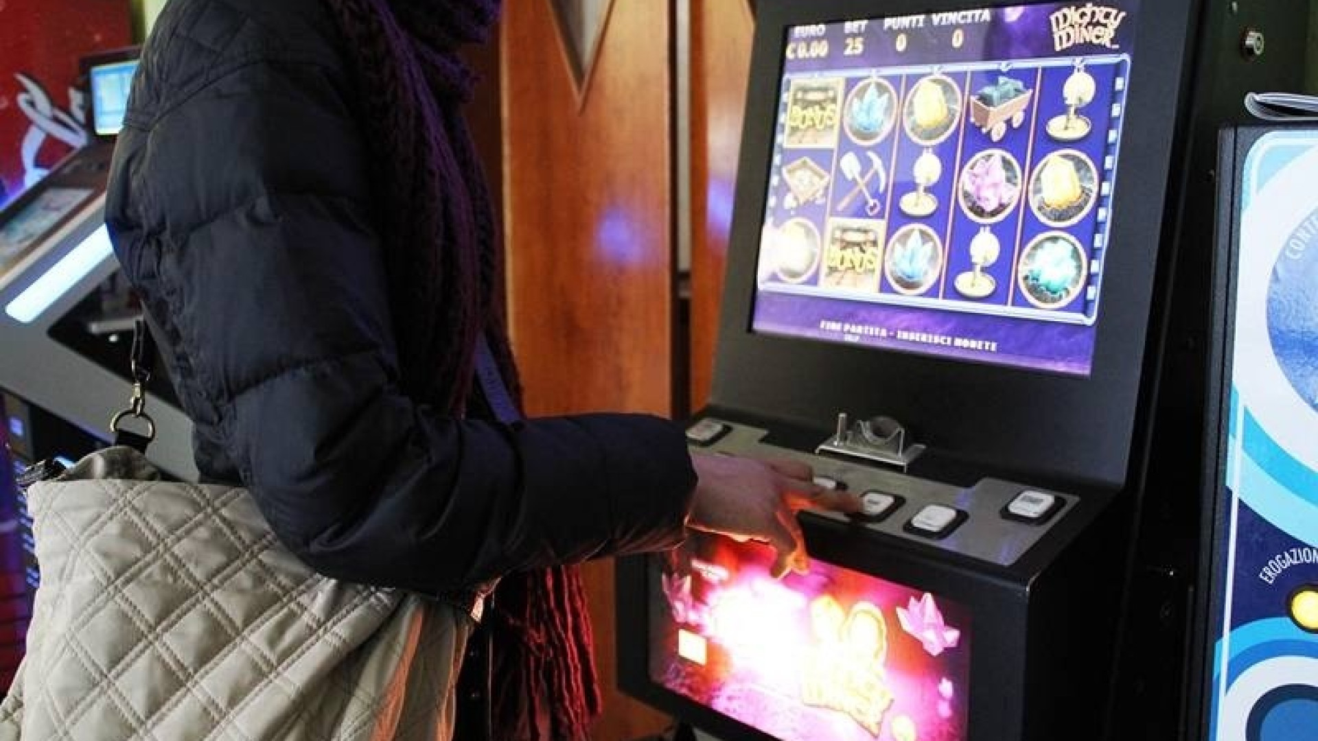 Figli soli in auto per giocare alle slot, genitori patteggiano quattro mesi