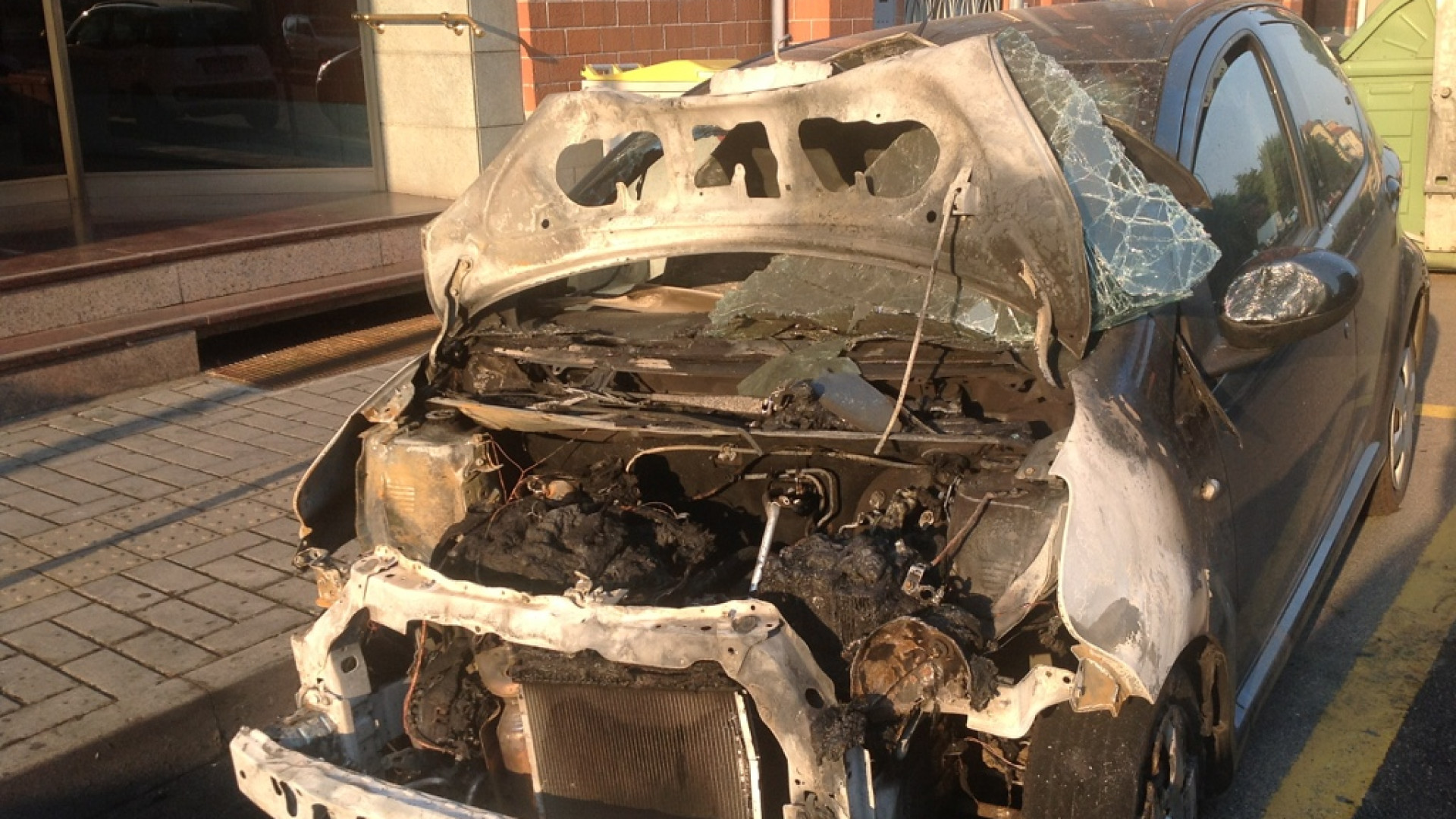 Distrutte dalle fiamme 4 auto in sosta: quasi certo il dolo