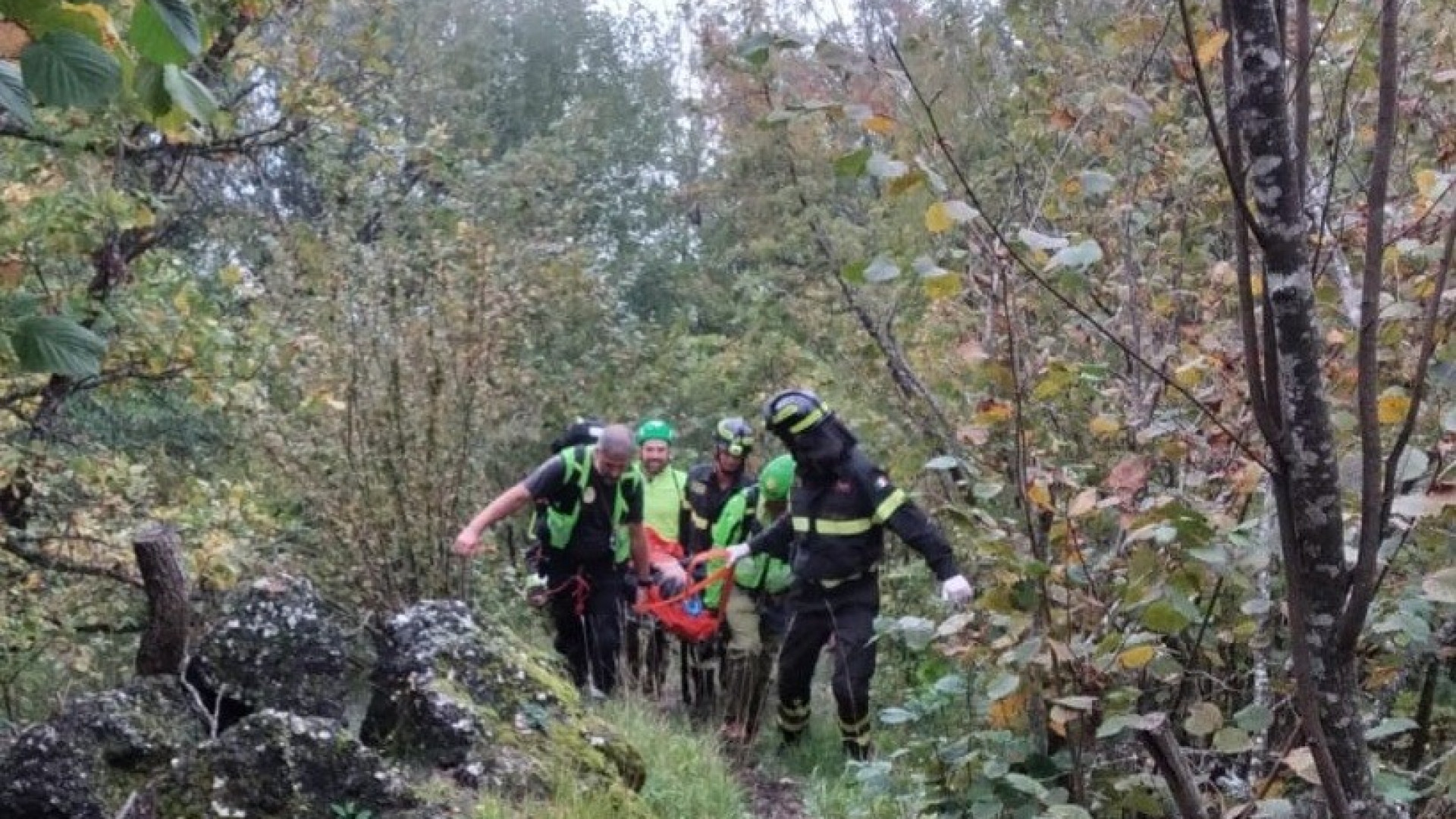 Cade con la mountain bike nei boschi di Coli: ciclista recuperato dai soccorritori