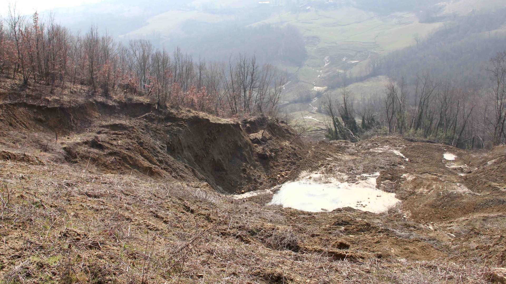 Frana gigantesca spezza il territorio di Travo, abitazioni minacciate