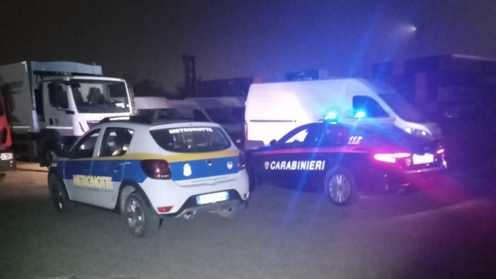 Tentano il maxi colpo, 15 container e due furgoni nel mirino: ladri messi in fuga