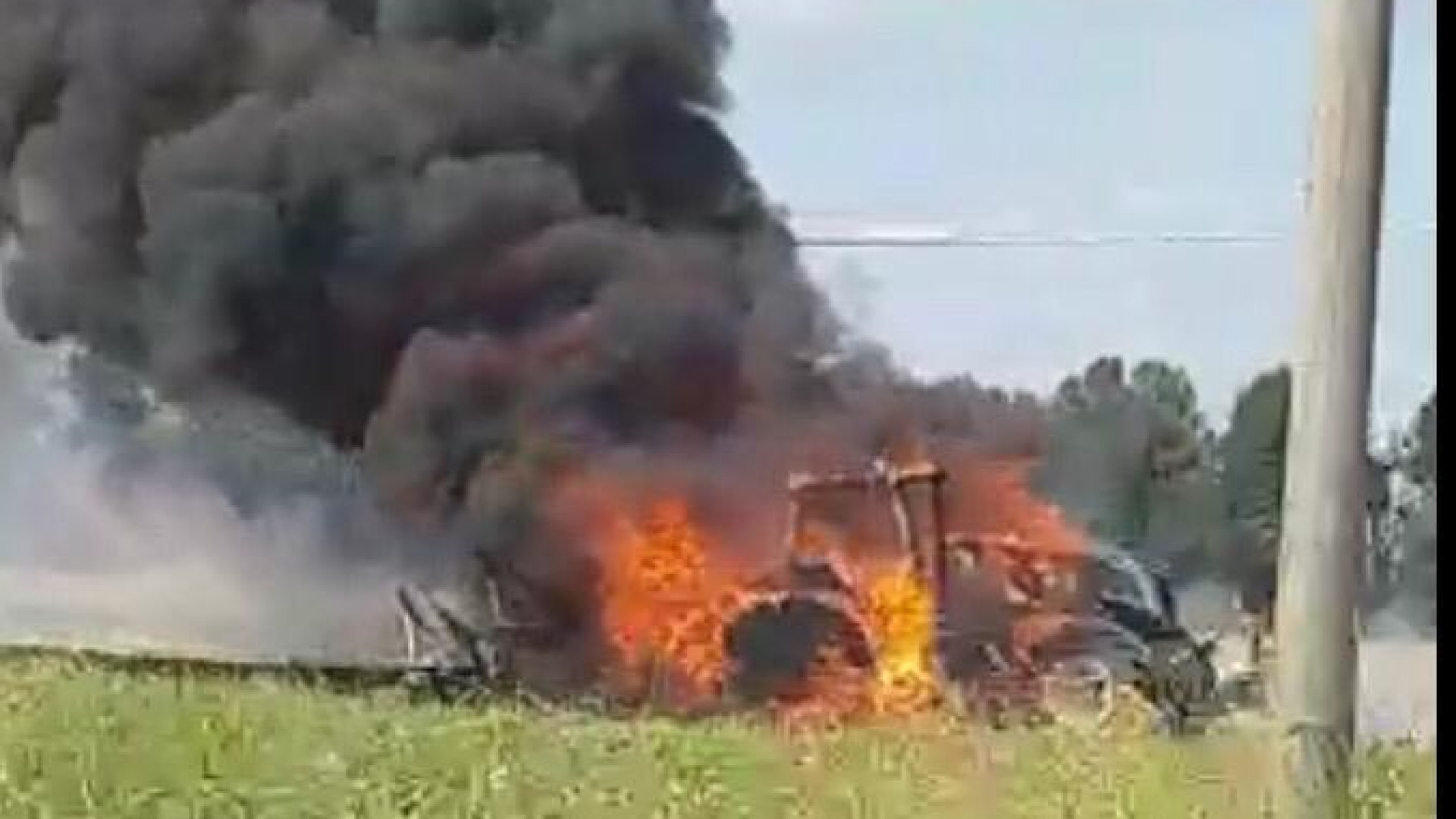 Lingue di fuoco e colonna di fumo nero, trattore in fiamme a QuartazzolaGUARDA I VIDEO