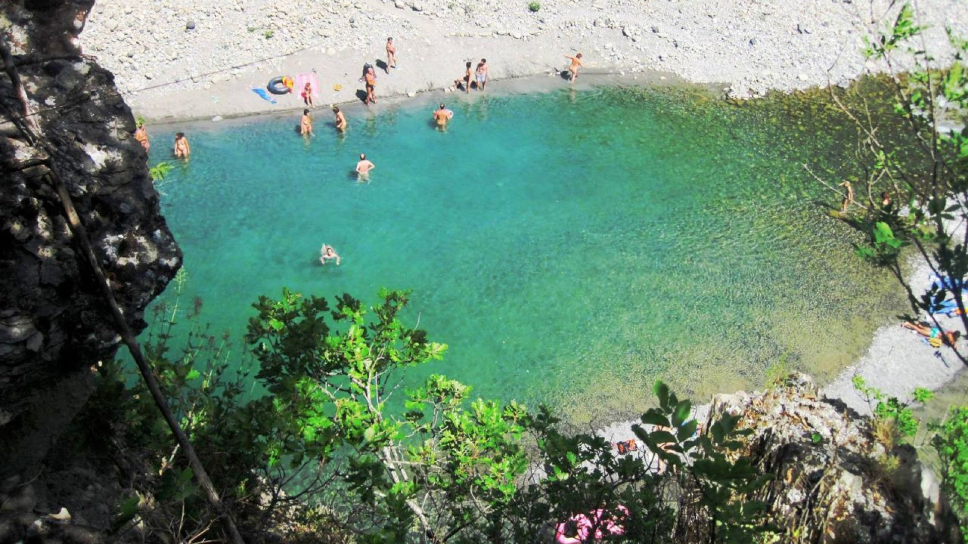 Naturisti a Brugnello alla spiaggia Secchiello selvaggio: "Creano economia nel paese"