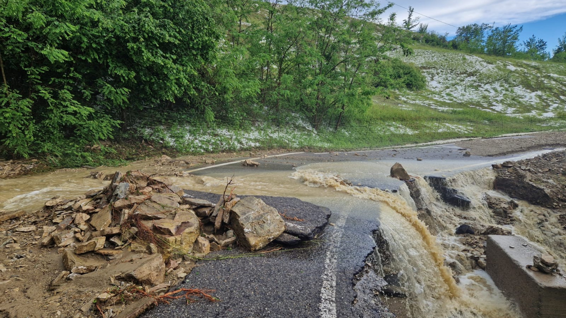 Pioggia e grandine si abbattono sulle colline, strade distrutte in Val Perino