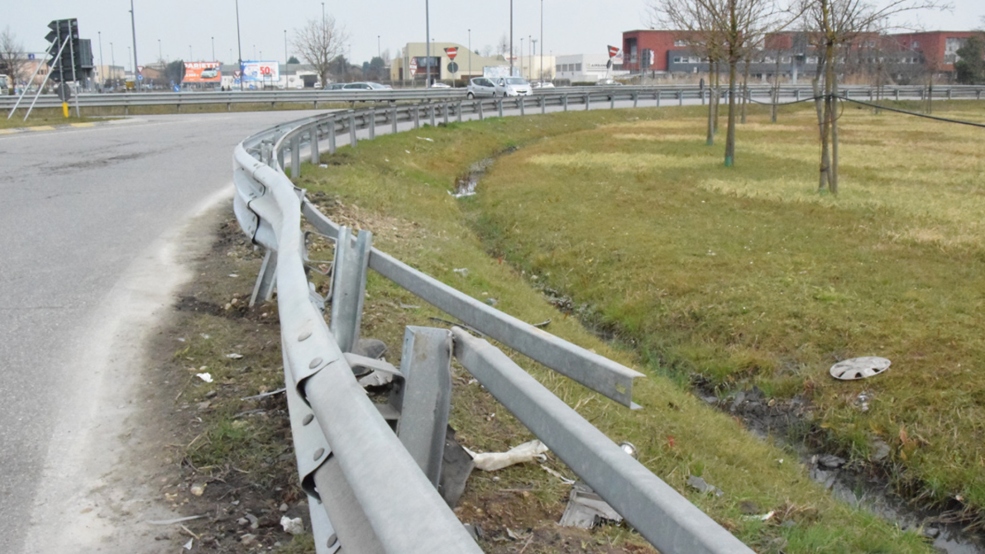 Non si ferma all'alt, inseguimento e schianto in tangenziale