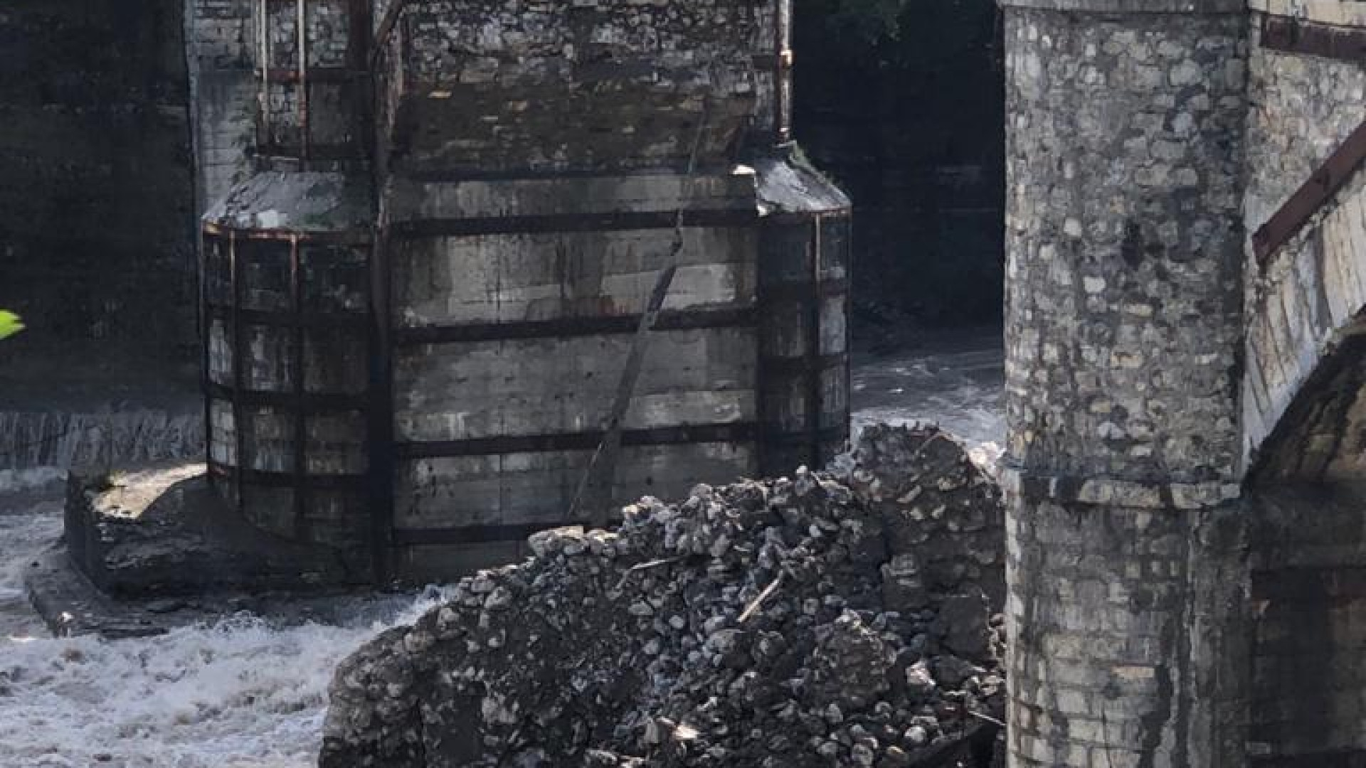 “Oltre al Covid anche il ponte crollato: è un incubo”. Un day after carico di rabbia