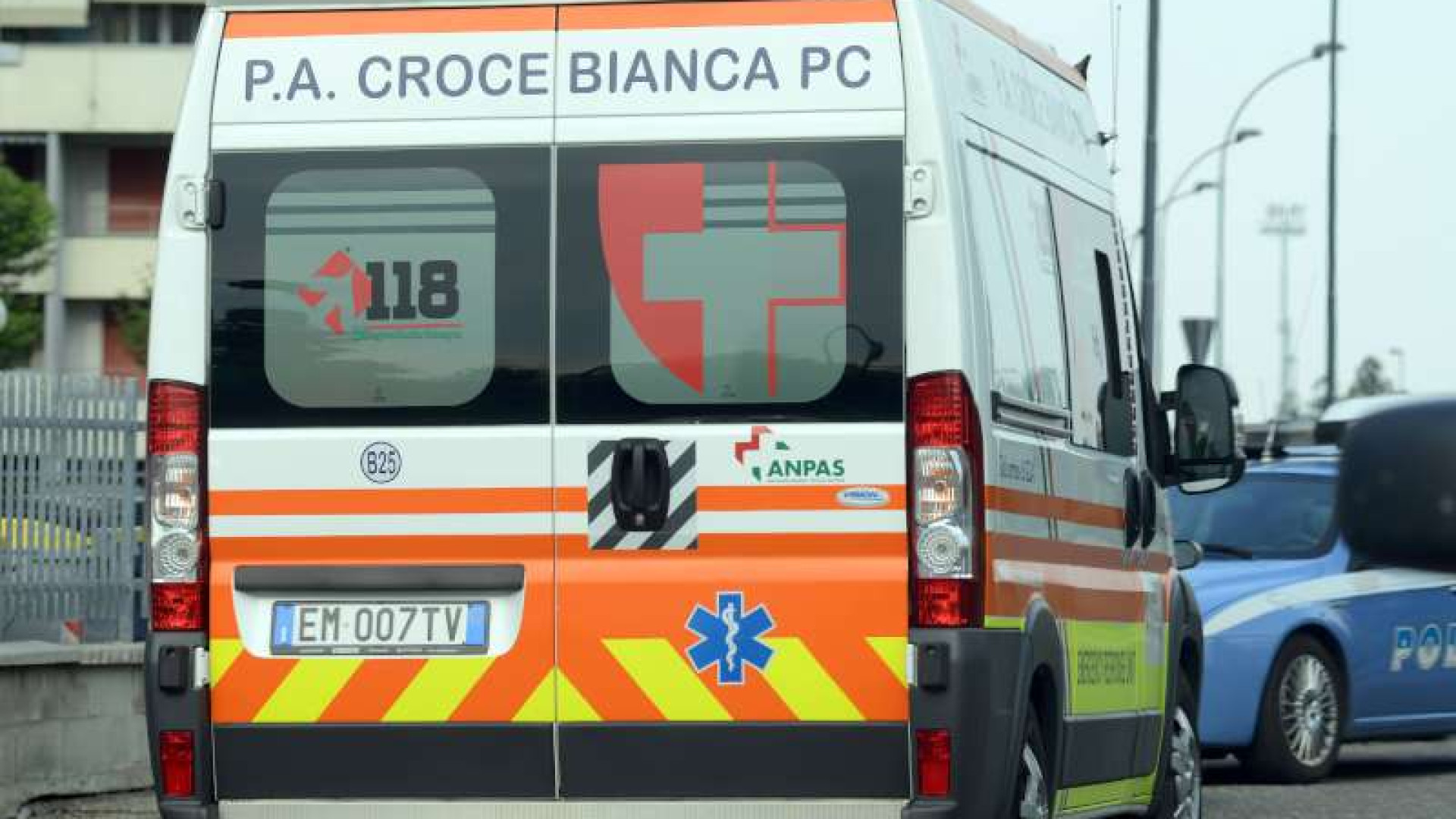 Scontro tra due auto sulla Caorsana: conducente incastrata