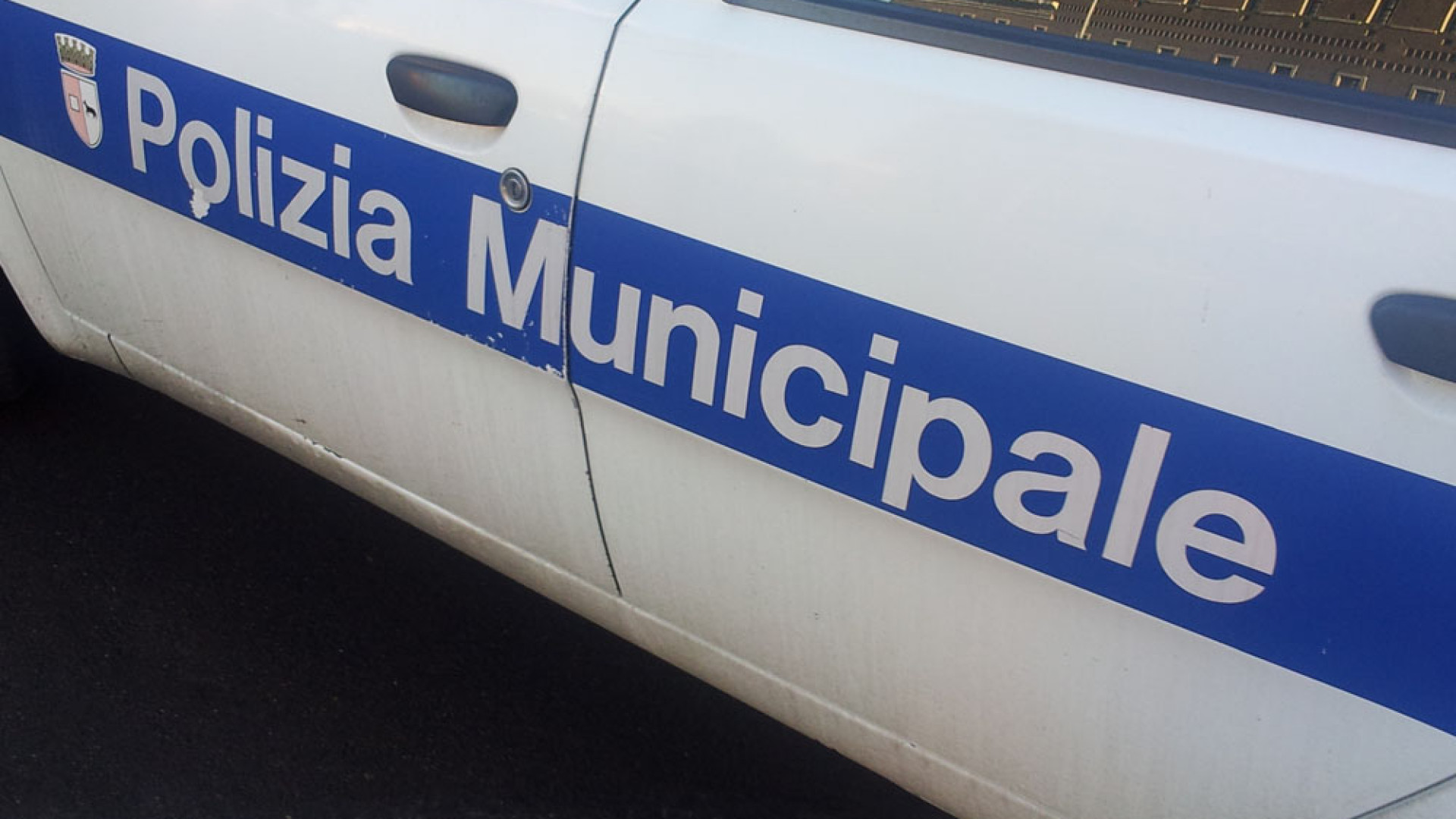 Omissione di soccorso in via Manfredi: 24enne denunciato dalla polizia municipale