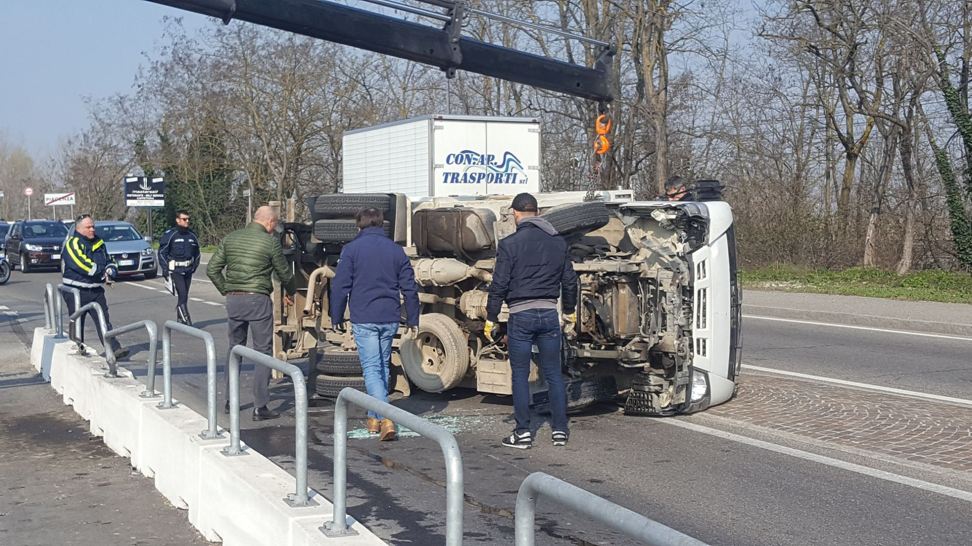 Furgone sbanda, centra il cordolo della ciclabile e si ribalta