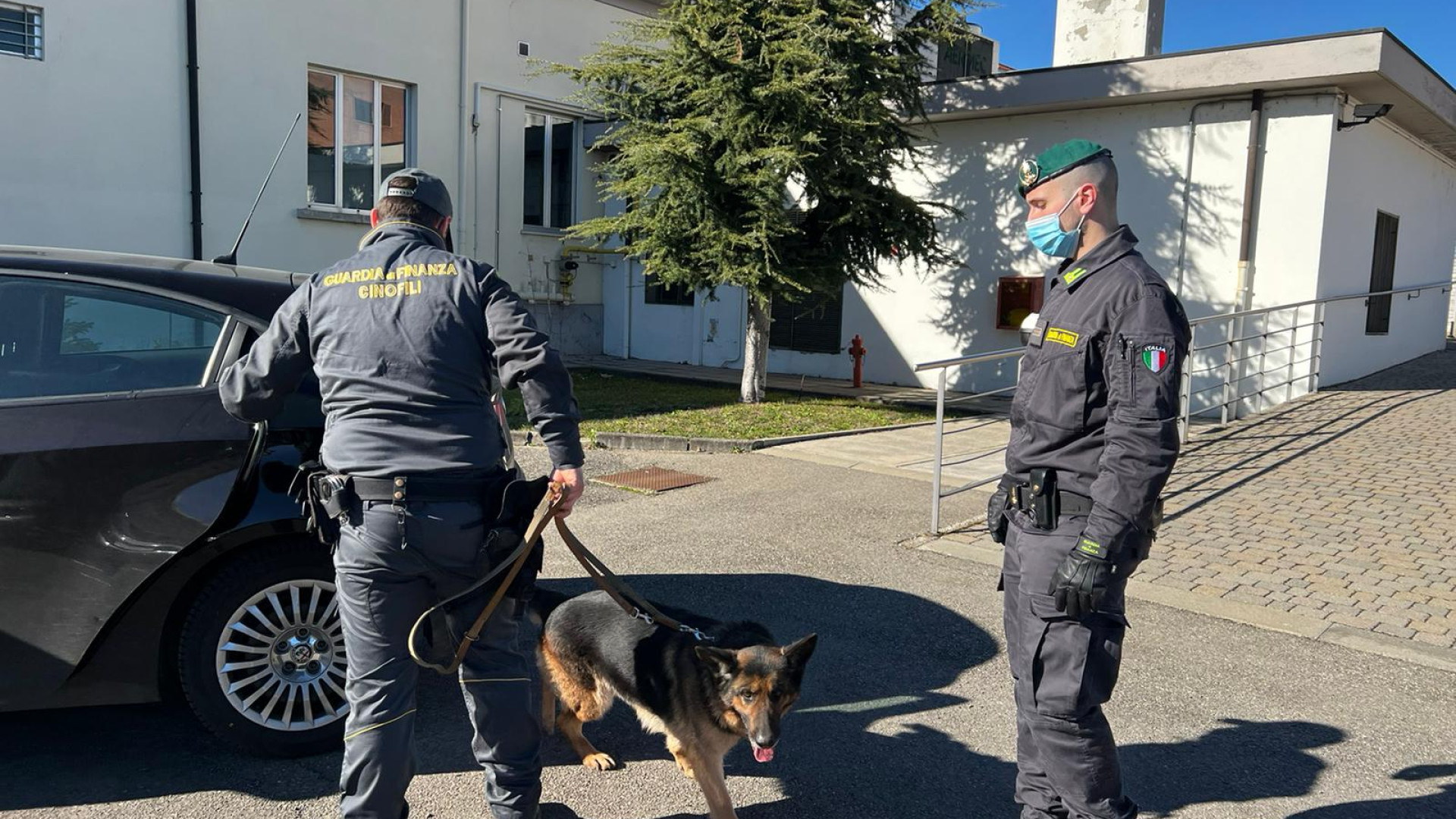 Sequestro di persona, traffico di stupefacenti, estorsione. Tre arresti della Finanza