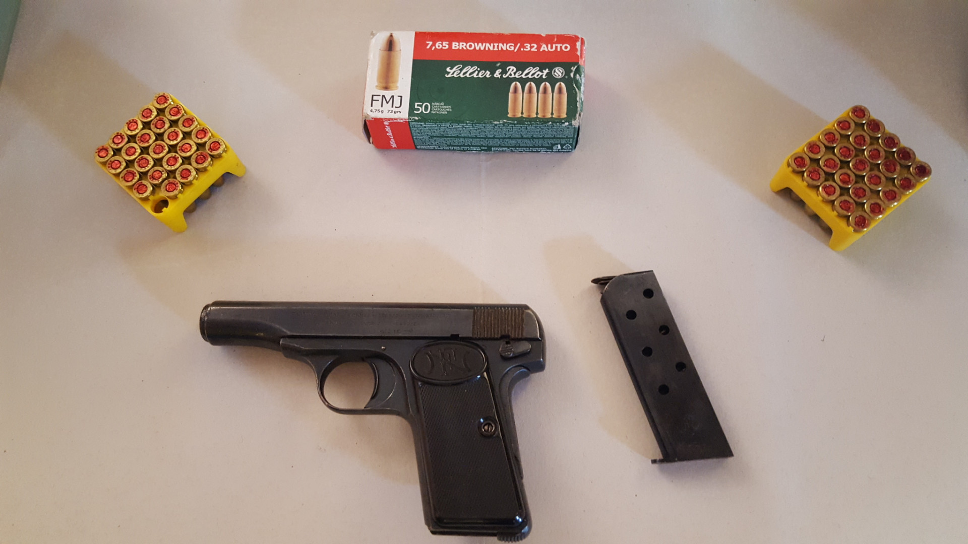 Arrestato dopo la lite con la compagna: in casa una pistola rubata