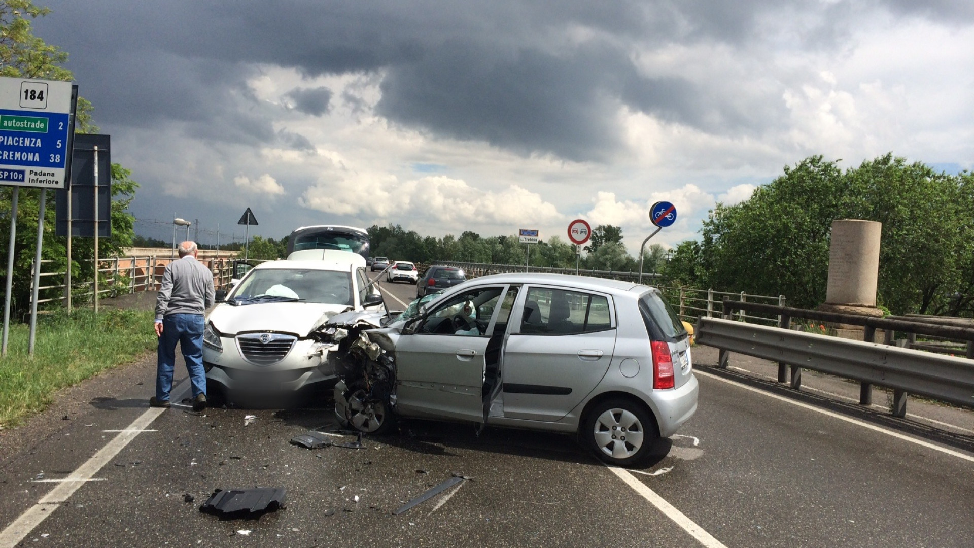 San Nicolò: scontro frontale tra due auto e un tir sul ponte del Trebbia