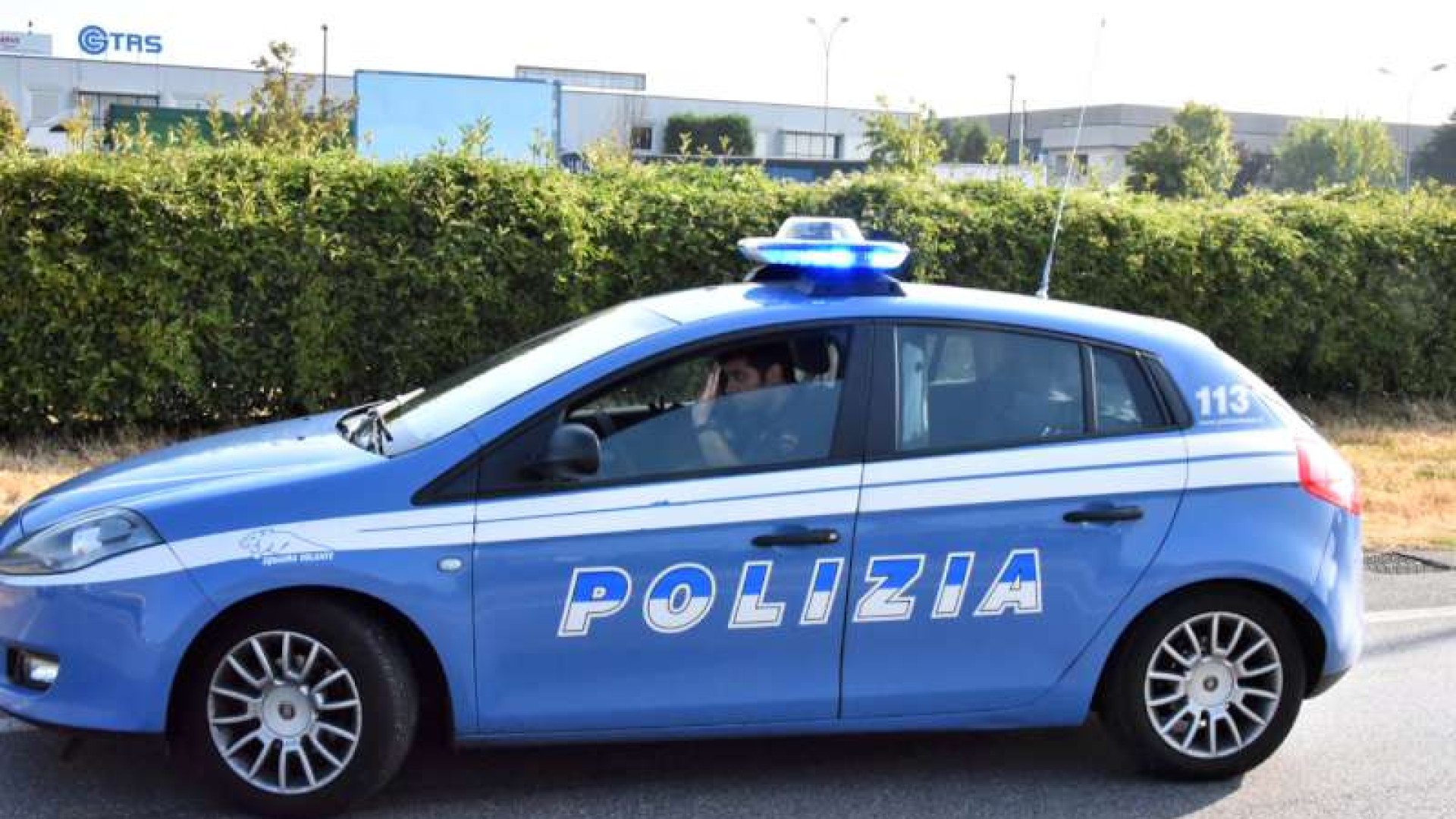 Anziana rapinata: finto poliziotto scappa e perde il bottino sulle scale