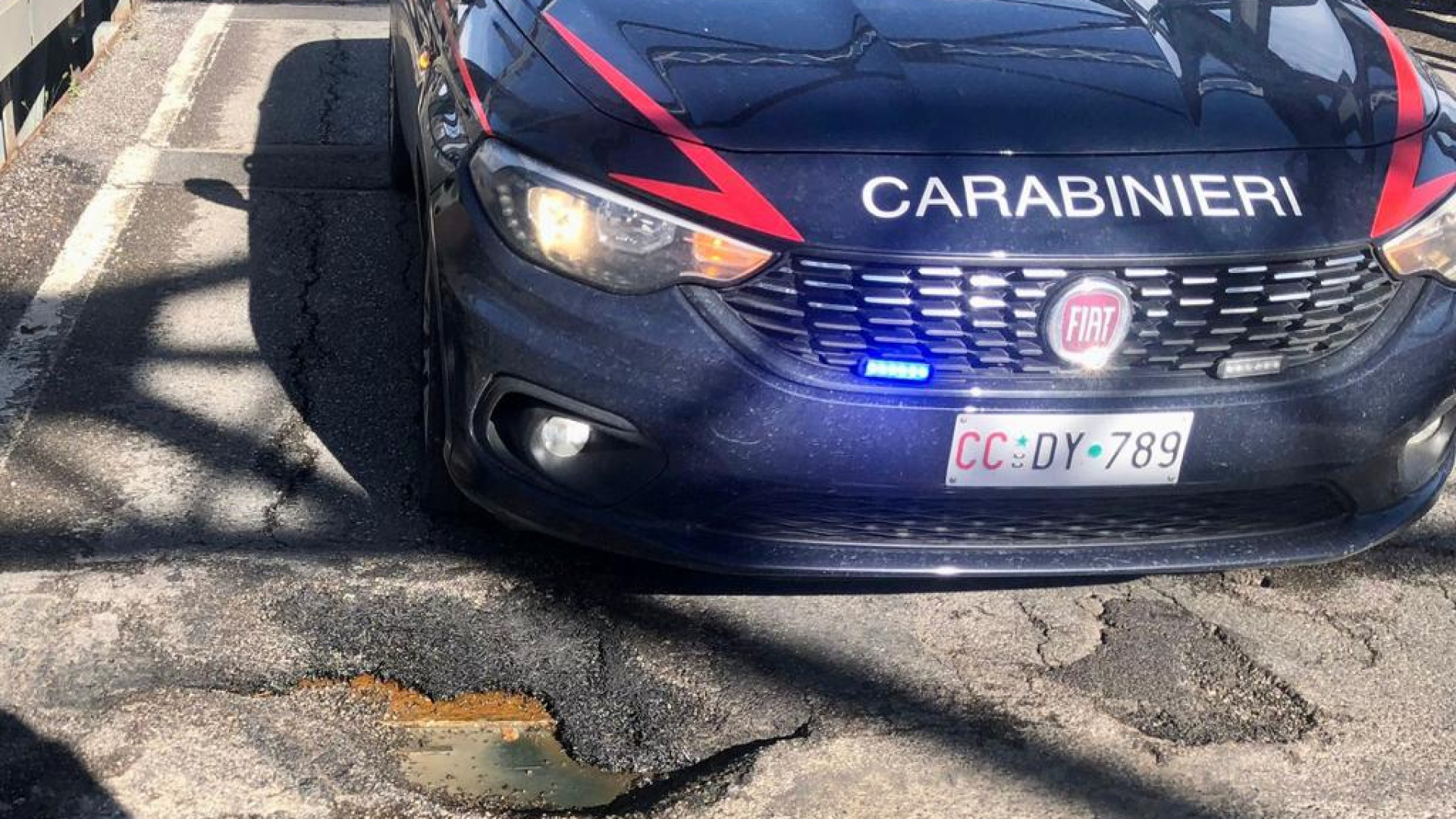 La pioggia riapre le buche sul ponte in ferro di Castelvetro. Il Comune allerta Anas