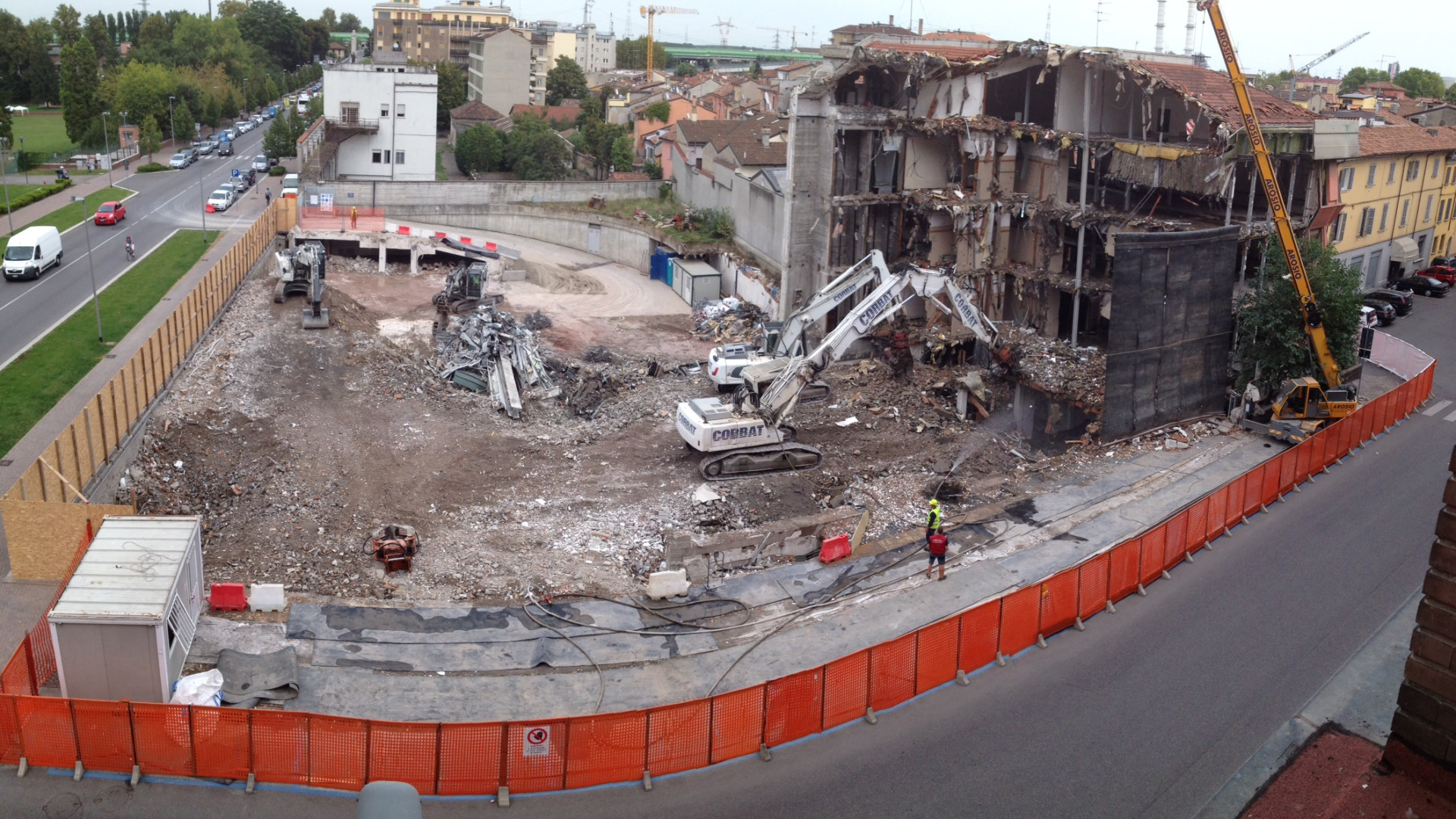 Le ruspe continuano a "mangiare" palazzo ex Enel. Tanti gli "spettatori"