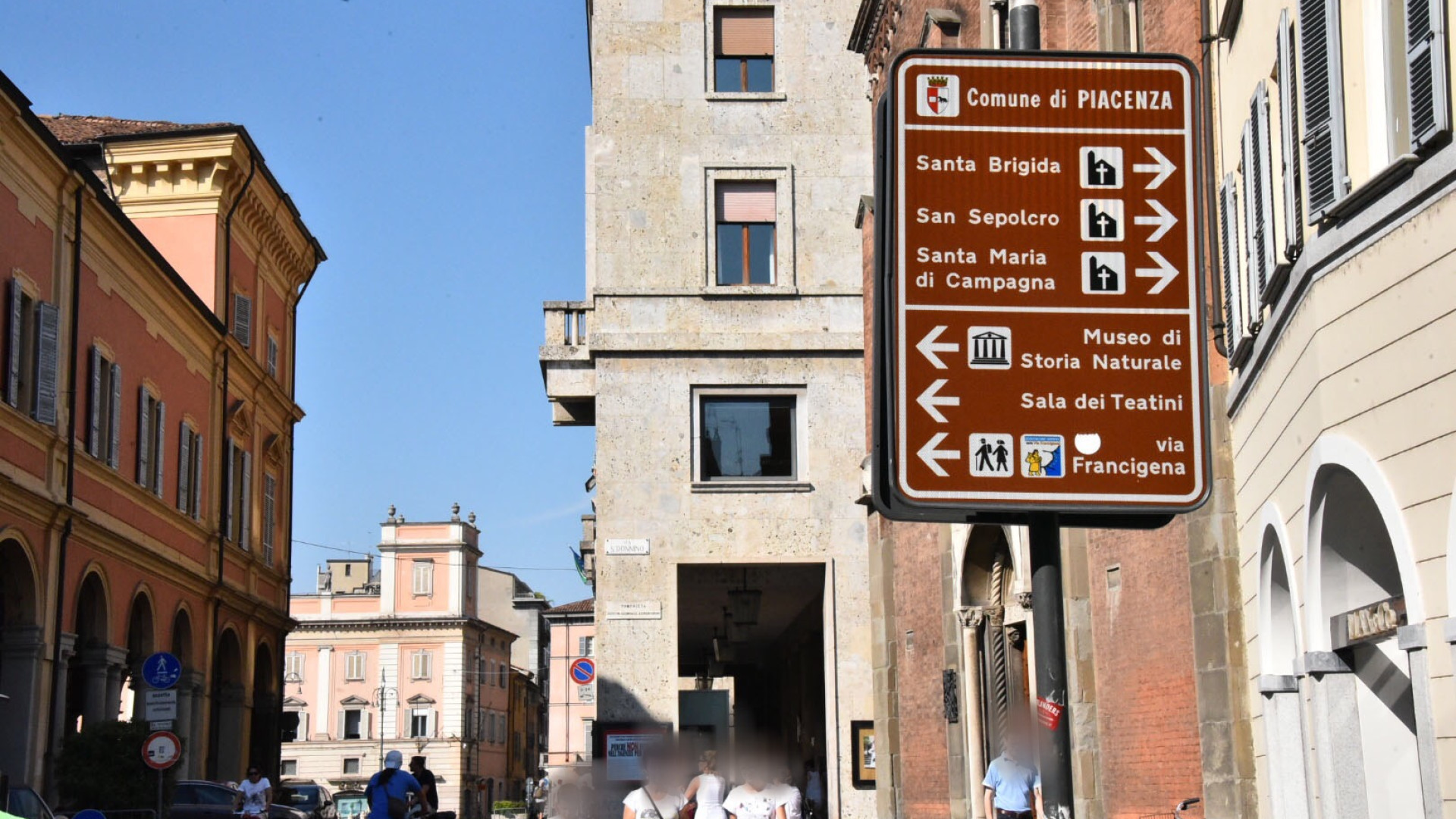 Cartelli turistici al contrario in Largo Battisti, il Comune: "Scherzo di pessimo gusto"