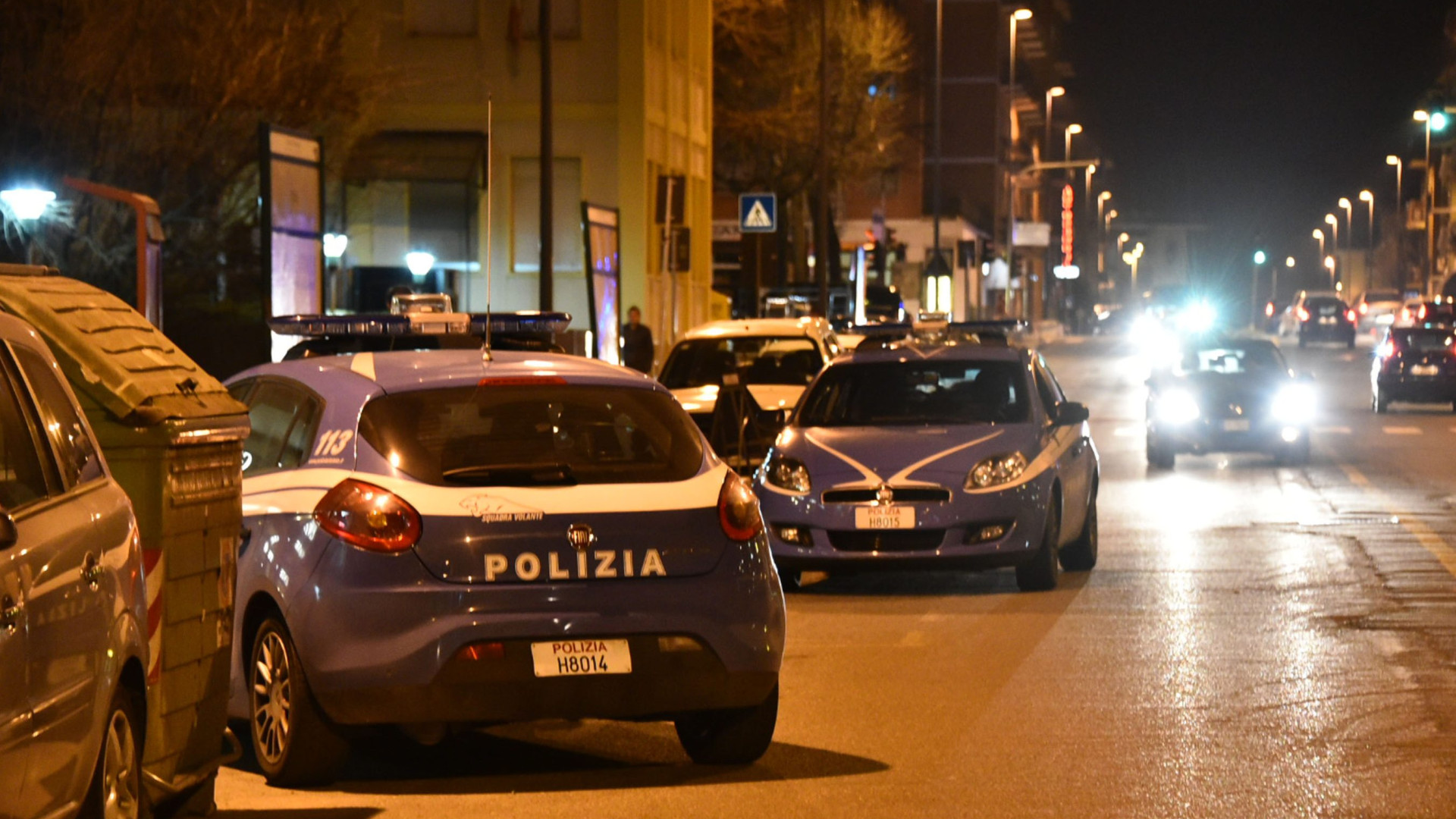 Trovato a spacciare, spintona un poliziotto: albanese arrestato in via Colombo
