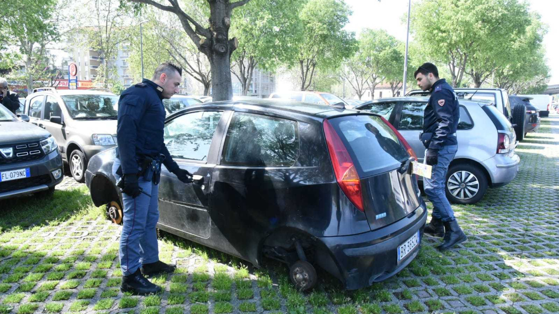 La polizia trova un'auto senza ruote nel parcheggio della stazione