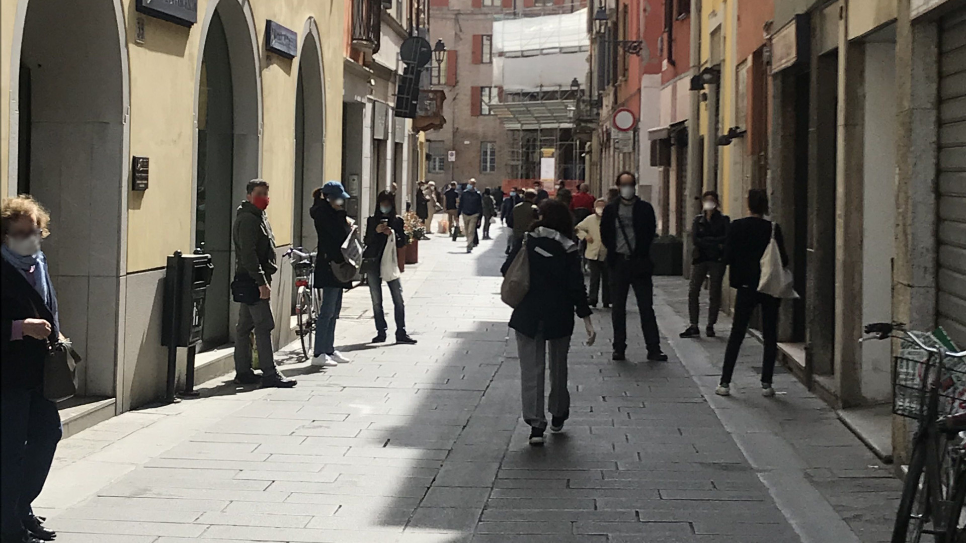 Via Calzolai, in arrivo gru e cantiere per sette mesi: malumori e raccolta firme