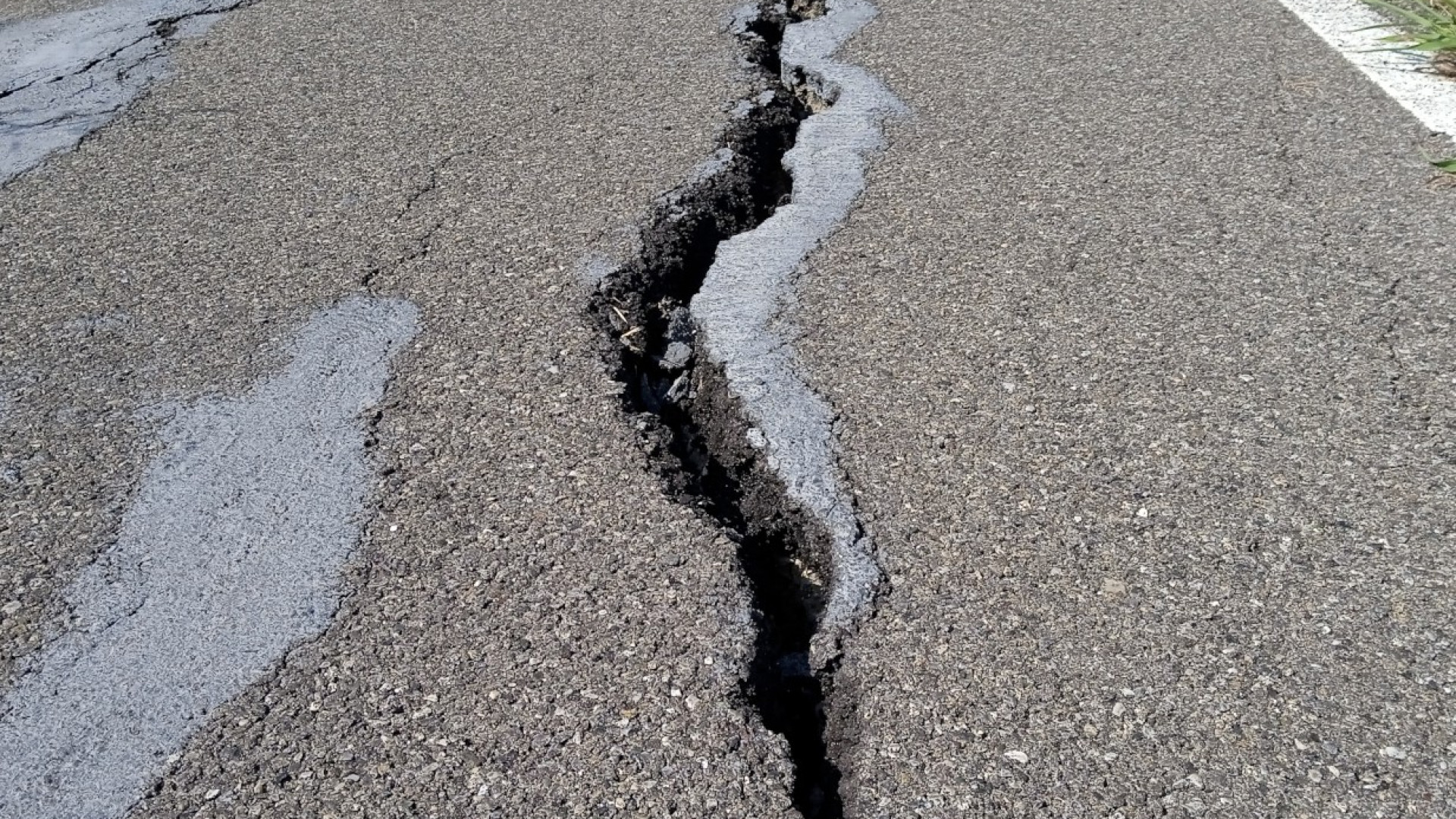 Castello: crepe, buio e zero videosorveglianza lungo la ciclabile della logistica