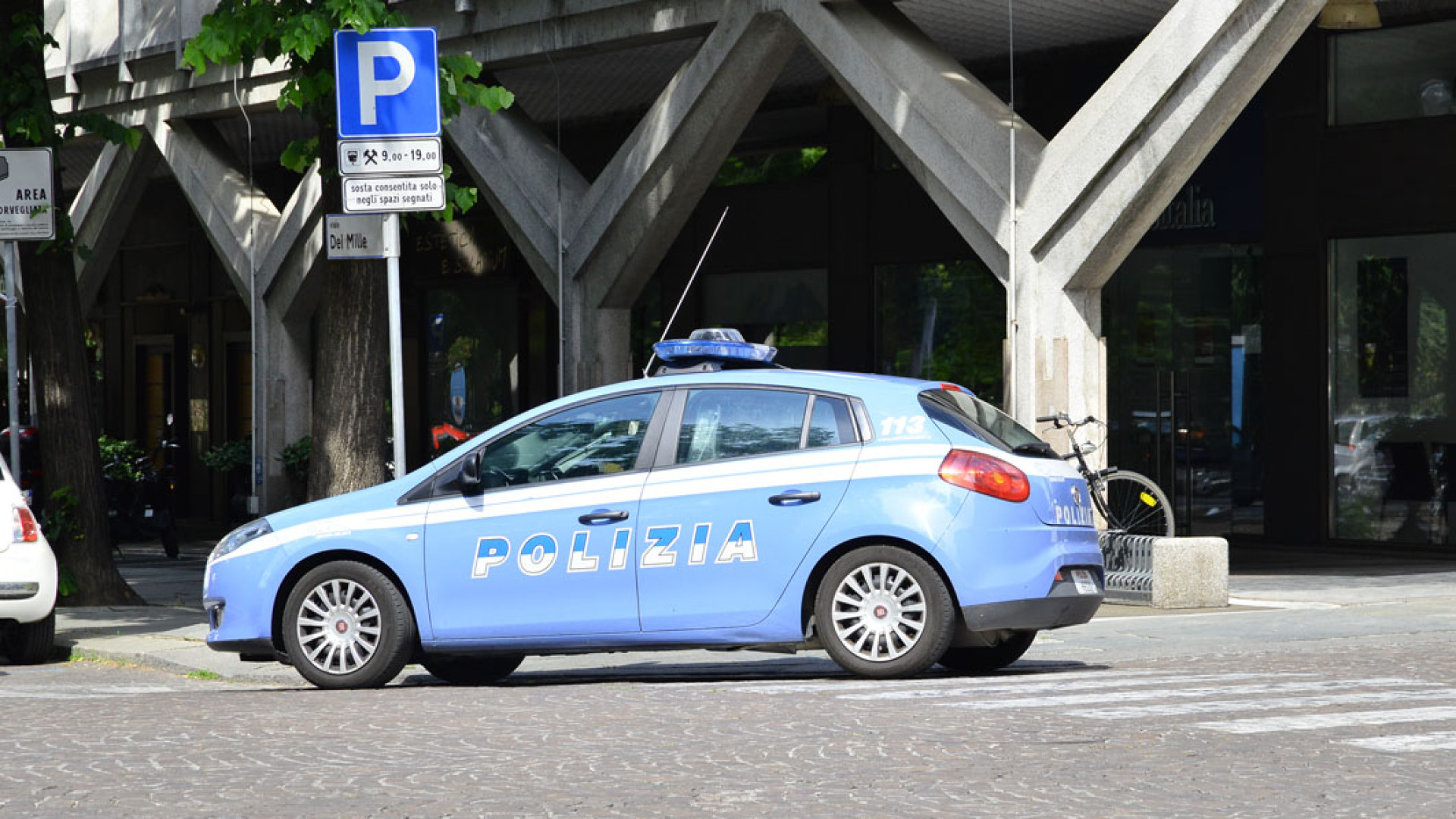 Assalita dalla ex del suo uomo: si chiude in auto e chiama la polizia