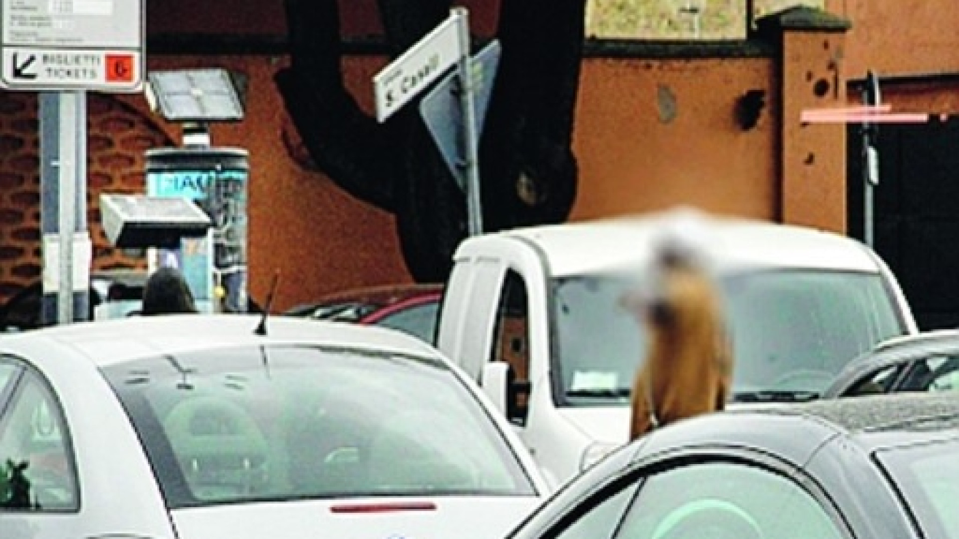 Lite tra sette parcheggiatori abusivi in piazza Casali, ferito un agente intervenuto