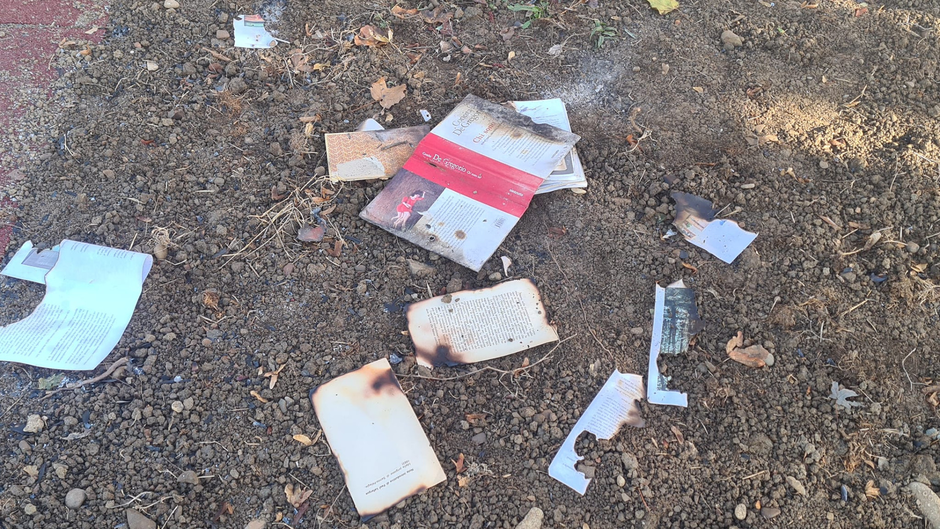 A Gossolengo bruciati i libri delle "casette". Giovedì incontro in parrocchia