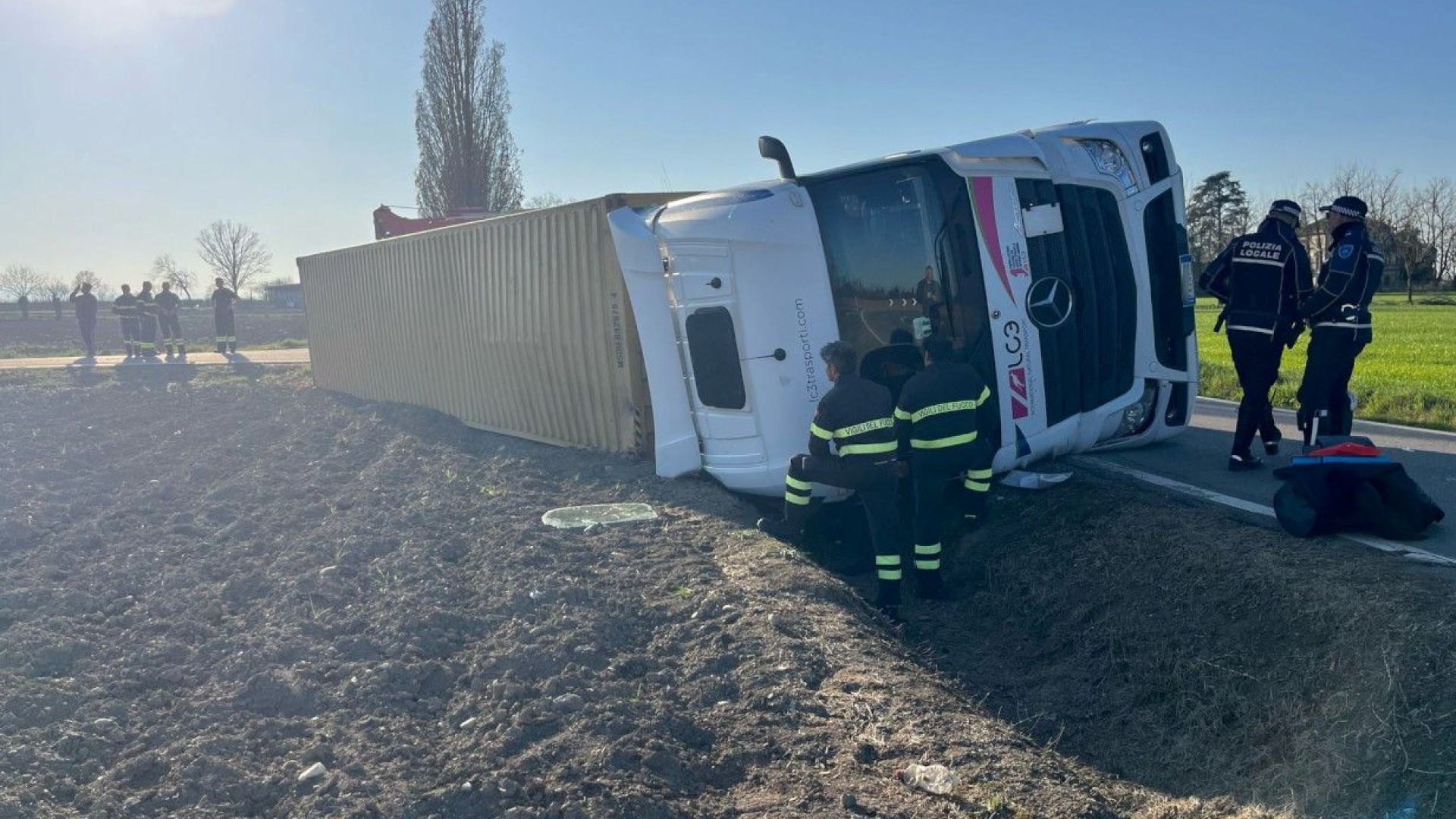 Finisce con le ruote fuori strada in via Rio Chiappone:  tir ribaltato, illeso l'autista