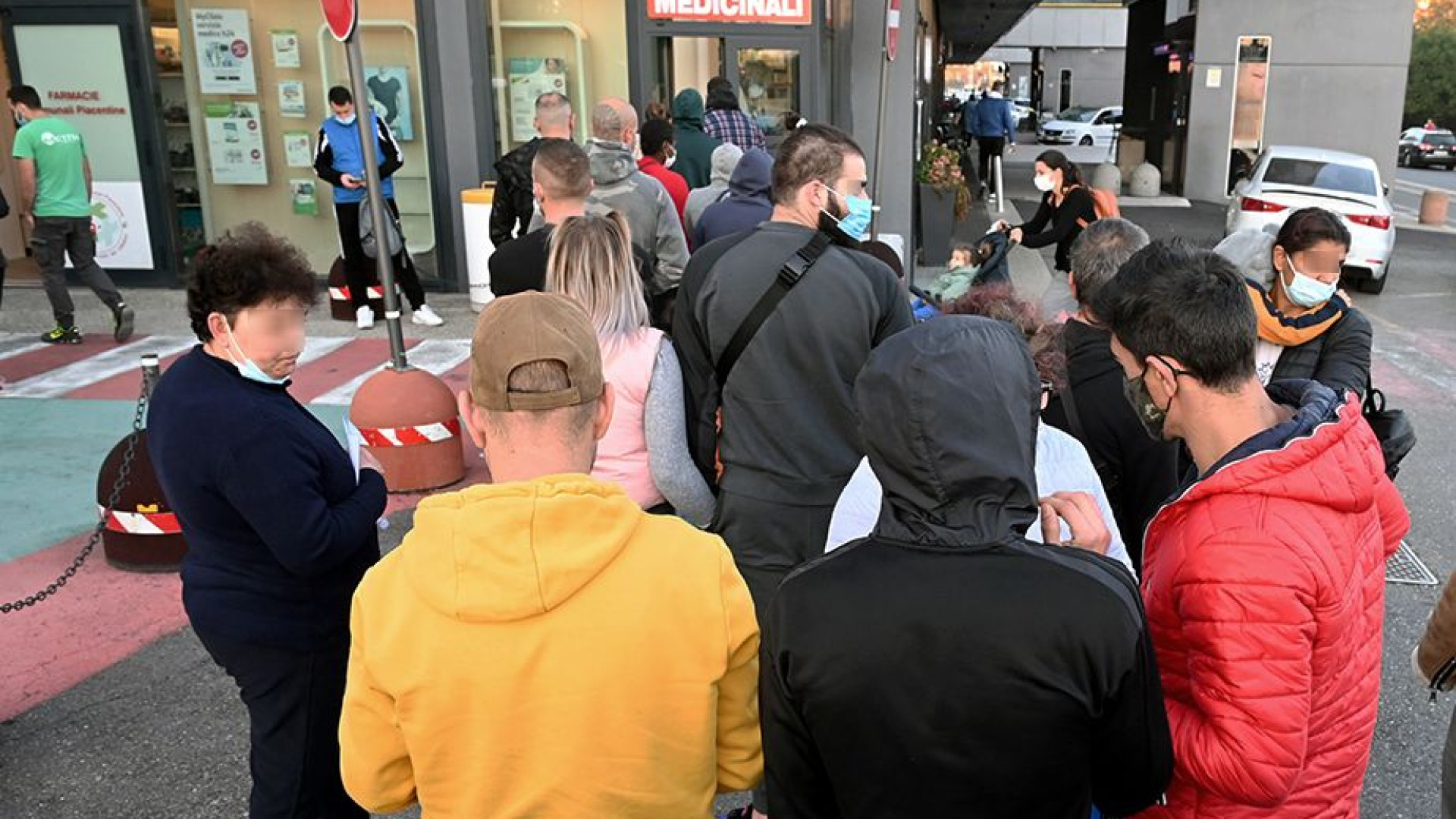 Tamponi per il green pass, domenica i farmacisti temono un nuovo "assalto"