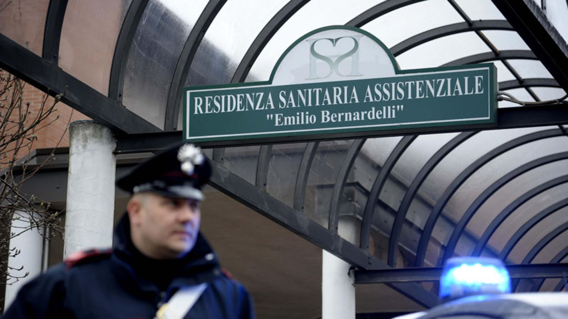 Omicidio-suicidio, autopsia sui corpi dei due coniugi. Sconvolti i figli