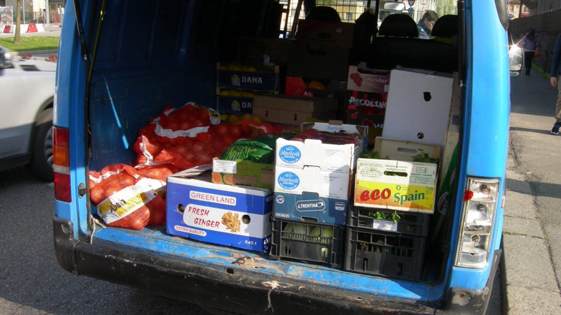 Trasporta frutta e verdura sfuse e senza autorizzazione: 4mila euro di multa