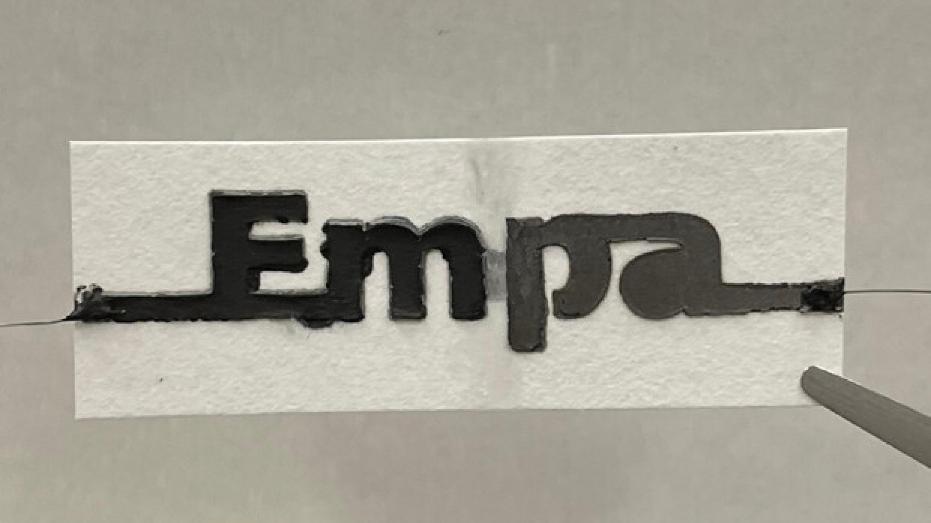 In arrivo la batteria di carta usa e getta, si attiva con acqua e alimenta piccoli oggetti